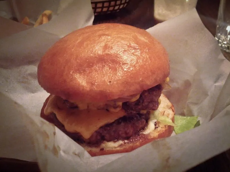 Meilleurs burgers de Stockholm : double cheeseburger au fromage fondu chez Flippin' Burgers, à Vasastan