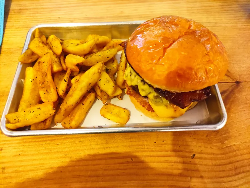 Mejores hamburguesas de Valencia: la Showdown de Hundred Burgers, con carne de vaca, cheddar fundido y bacon crujiente en pan tipo brioche