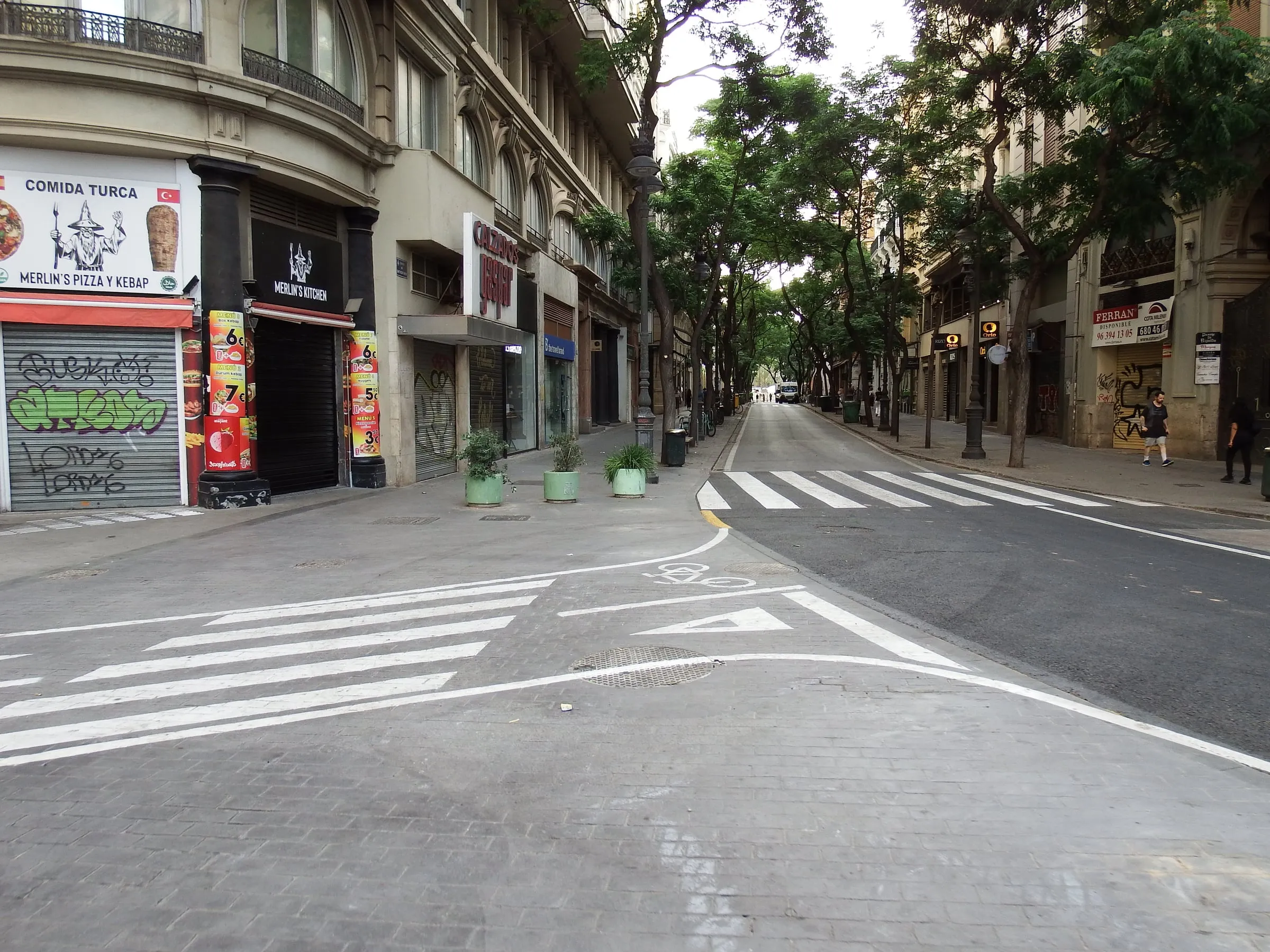 Calle San Vicente Mártir en Ciutat Vella, Valencia, la calle del local principal de Hundred Burgers en el número 44