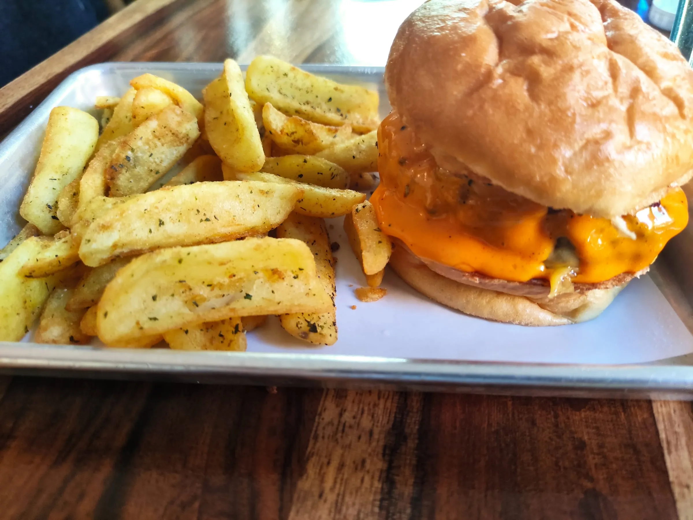 Hamburguesa Loser de Hundred Burgers en Valencia, con salsa de queso naranja en pan de leche tierno