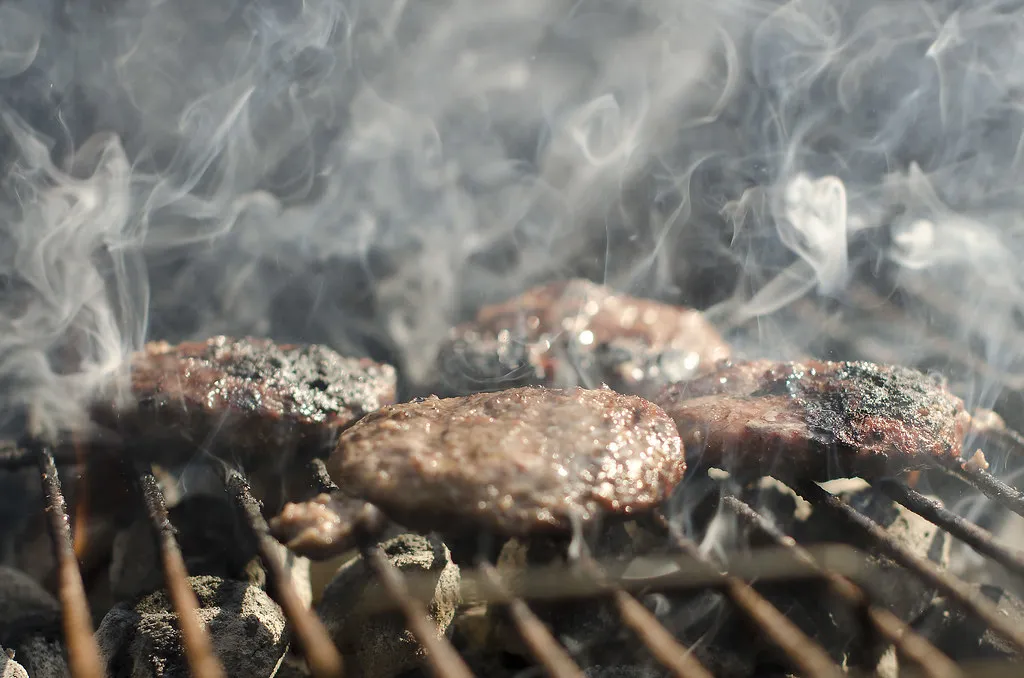Flatschers Vienna: burger patties on lava-stone grill — steakhouse cooking from rare to well-done