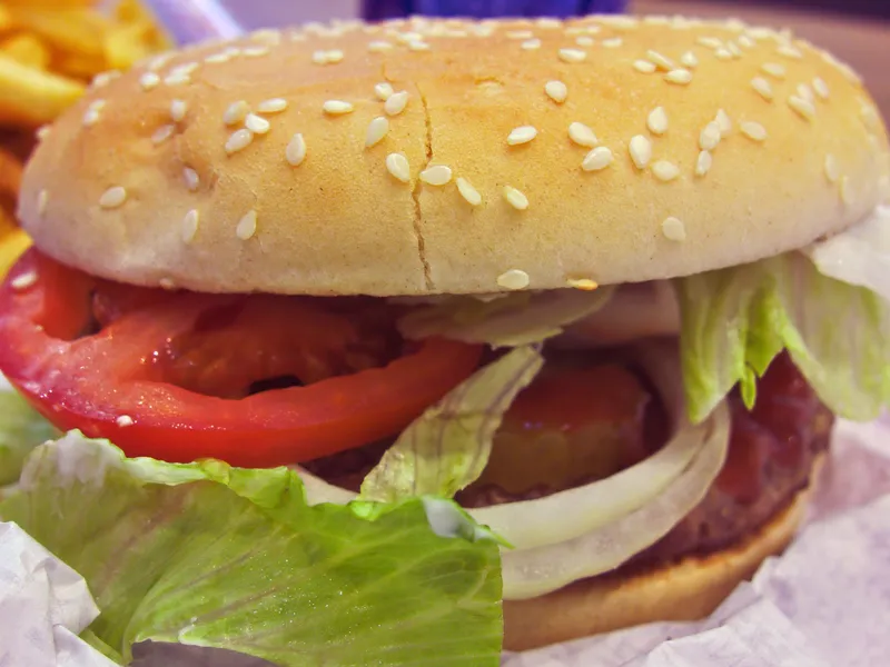 Whopper Burger King : steak de bœuf grillé à la flamme, tomate, salade, oignon, cornichons et pain au sésame