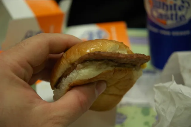 Slider White Castle, petit hamburger carré vendu « au sachet » depuis 1931