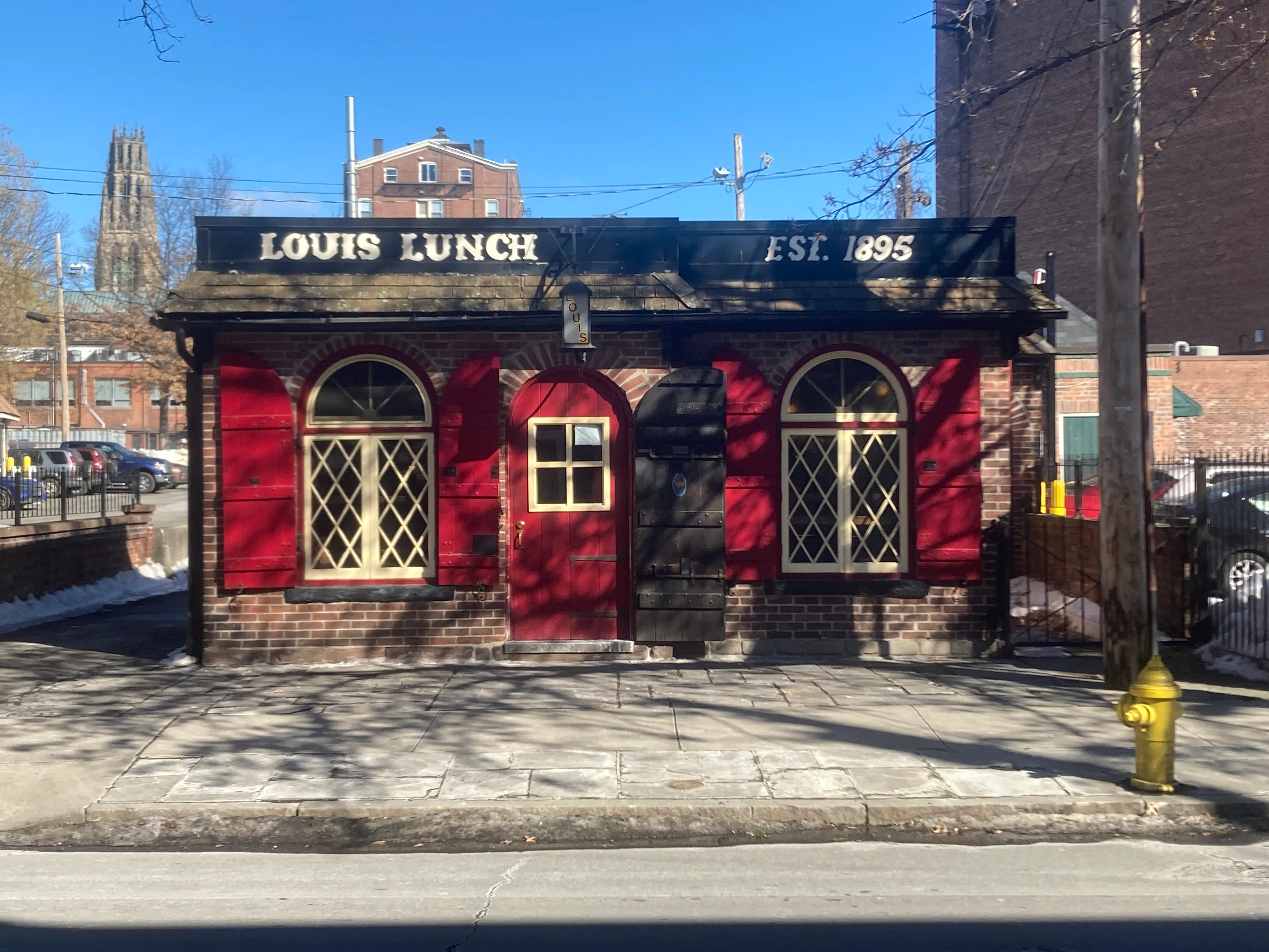 Façade en brique de Louis’ Lunch au 261 Crown Street à New Haven, qui affiche une fondation en 1895 et revendique l’invention du hamburger