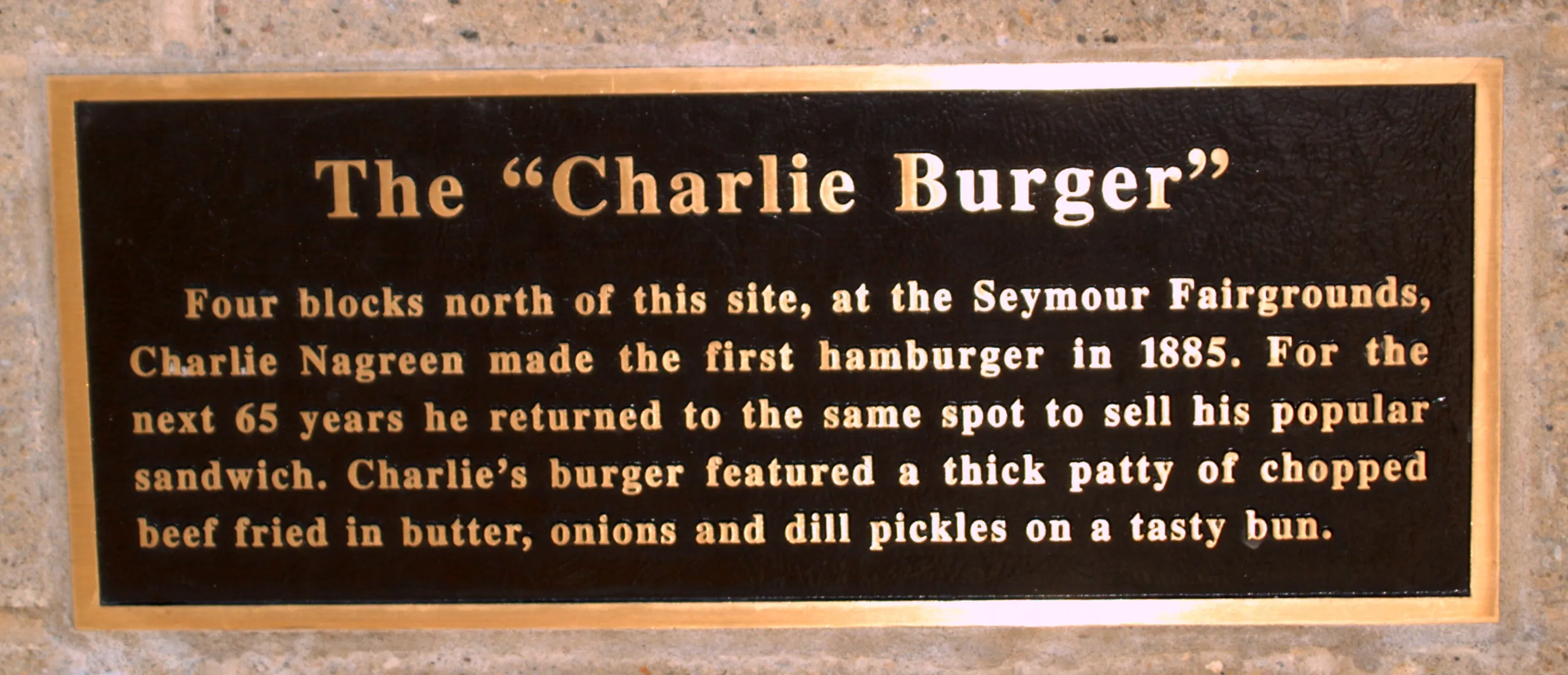 Plaque « The Charlie Burger » sur la statue de Hamburger Charlie à Seymour (Wisconsin), ville qui revendique l’invention du hamburger