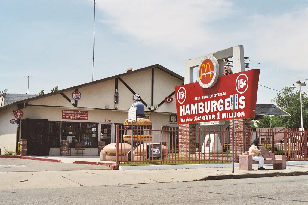 Site du premier restaurant des frères McDonald à San Bernardino (Californie), où naît le hamburger à 15 cents en 1948