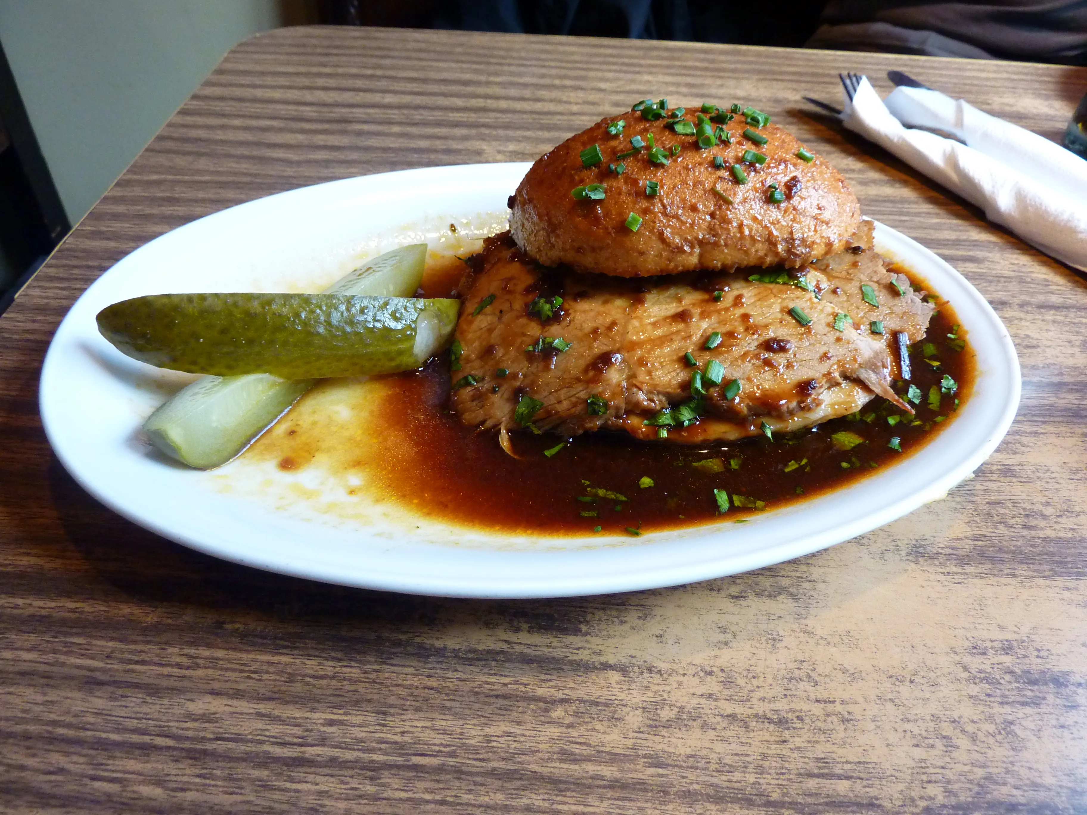 Rundstück warm, petit pain de Hambourg garni de rôti chaud en sauce, précurseur discuté du hamburger