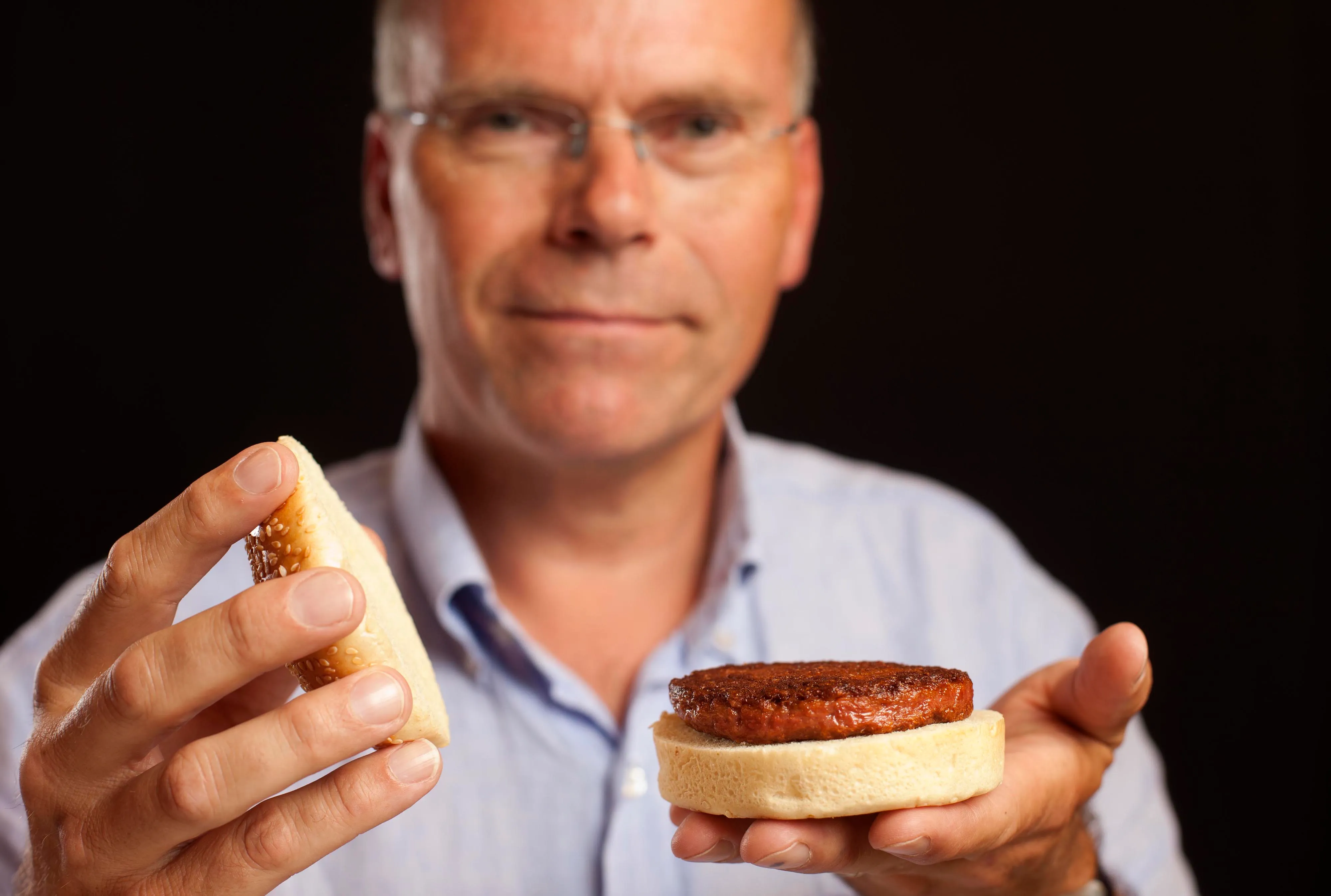 Mark Post, de l’université de Maastricht, présentant le premier burger de viande cultivée dégusté à Londres en 2013