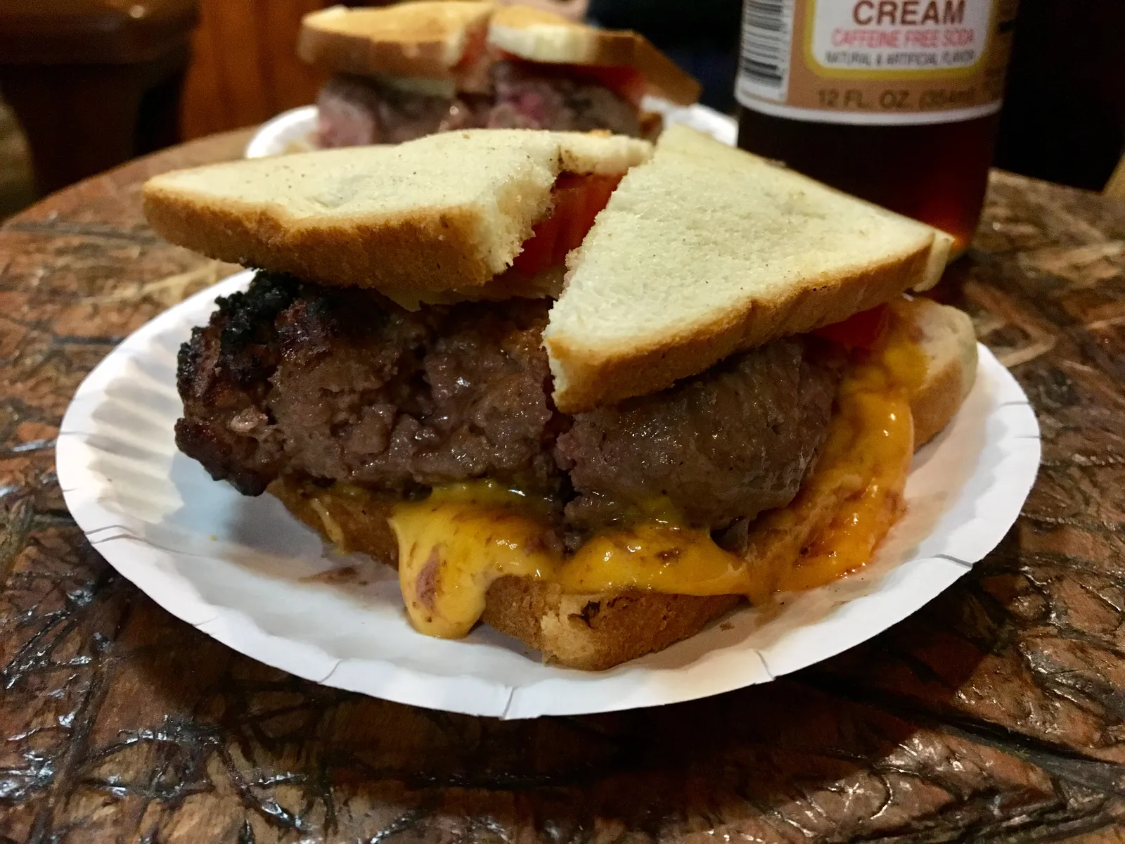 Histoire du hamburger : cheeseburger oignon-tomate sur pain de mie grillé chez Louis' Lunch à New Haven, qui se présente comme le plus ancien restaurant de hamburgers encore ouvert