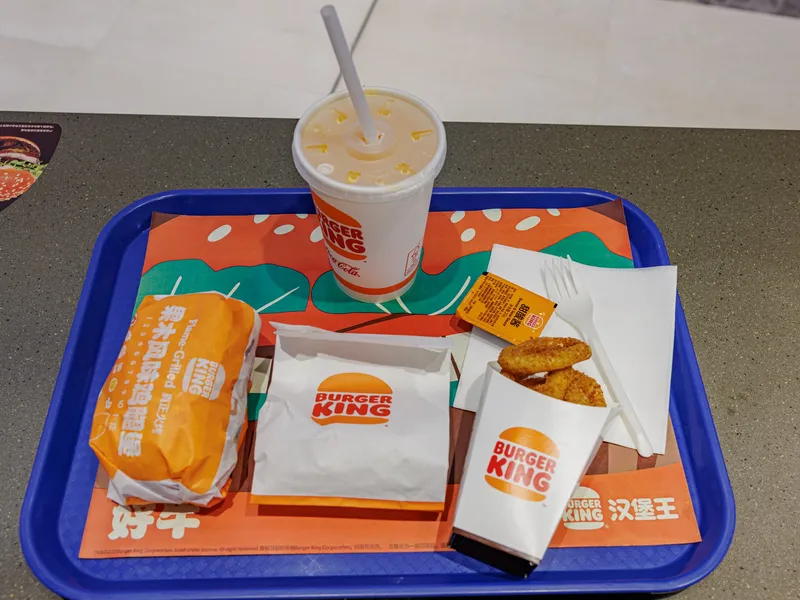 Burgers et onion rings Burger King dans un restaurant de Shenzhen, en Chine, marché phare de l'expansion des chaînes de burgers en 2026