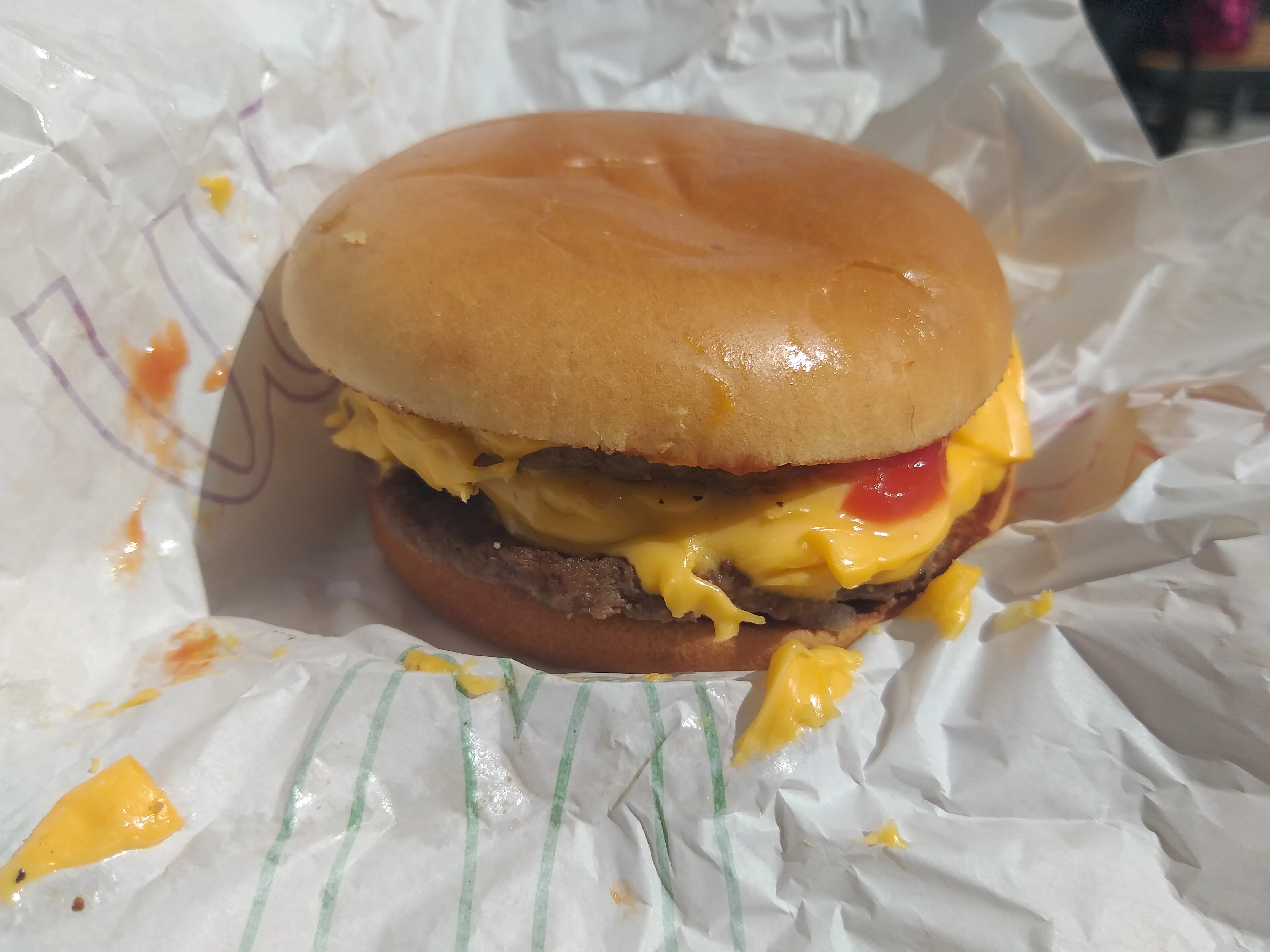 McDonald’s Triple Cheeseburger, one of the retro burgers back in France for the 2026 Mercato des Légendes