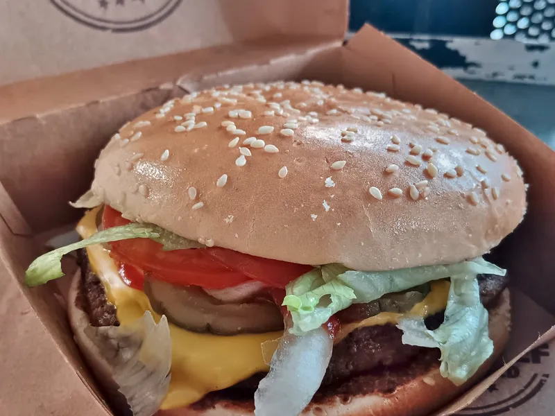 Whopper Cheese de Hungry Jack's à Perth, fromage fondu sur le steak grillé à la flamme : le burger que cette recette Double Whopper Cheese maison double