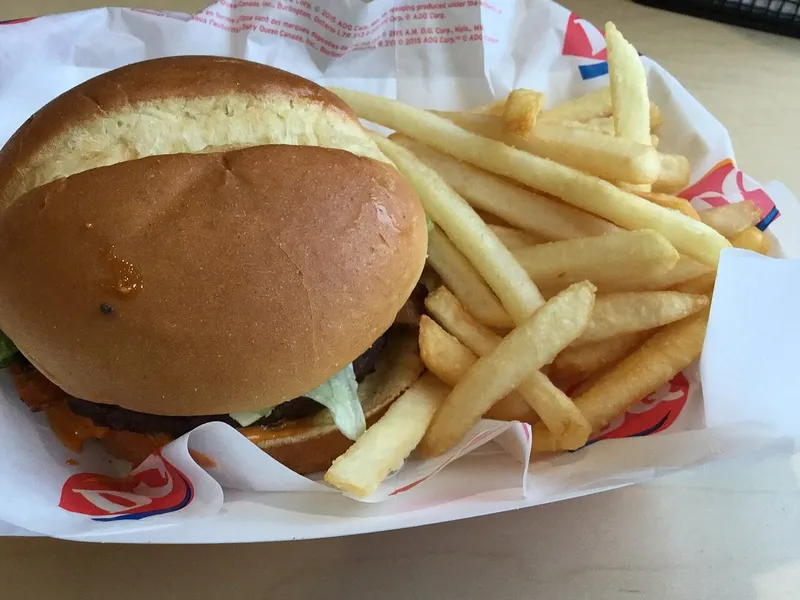 Cheeseburger Dairy Queen maison : un vrai FlameThrower GrillBurger de Dairy Queen avec frites dans sa barquette DQ, à Edmonton