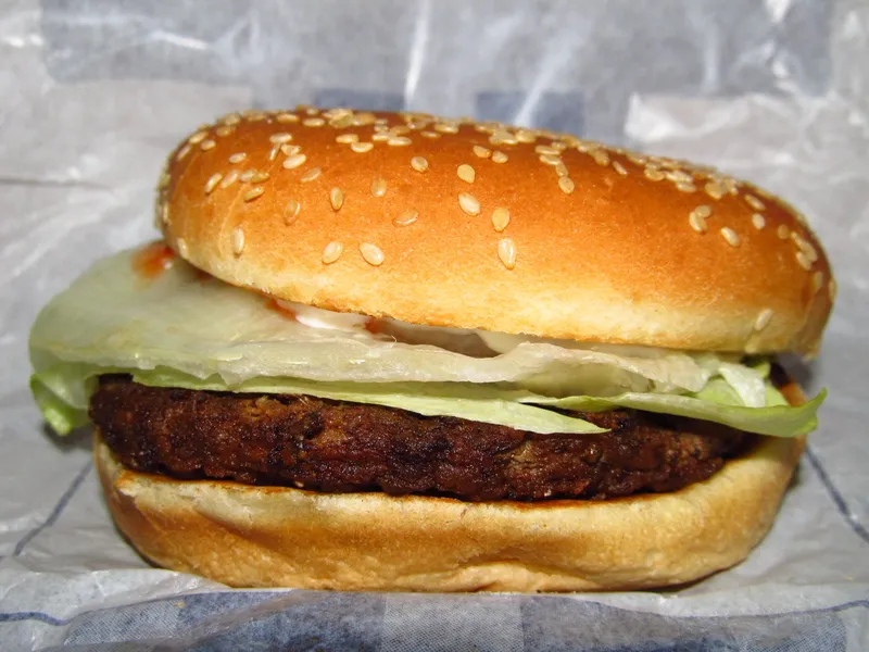 Jumbo Jack de Jack in the Box vu de près : pain au sésame, steak de bœuf, laitue, tomate et sauce, le burger que reproduit cette recette maison