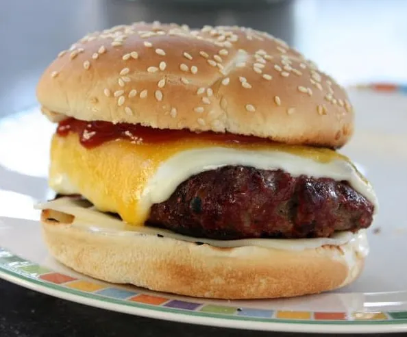 Double cheeseburger avec deux steaks de bœuf et fromage fondu sur pain au sésame, proche de la recette Ultimate Cheeseburger de Jack in the Box faite maison