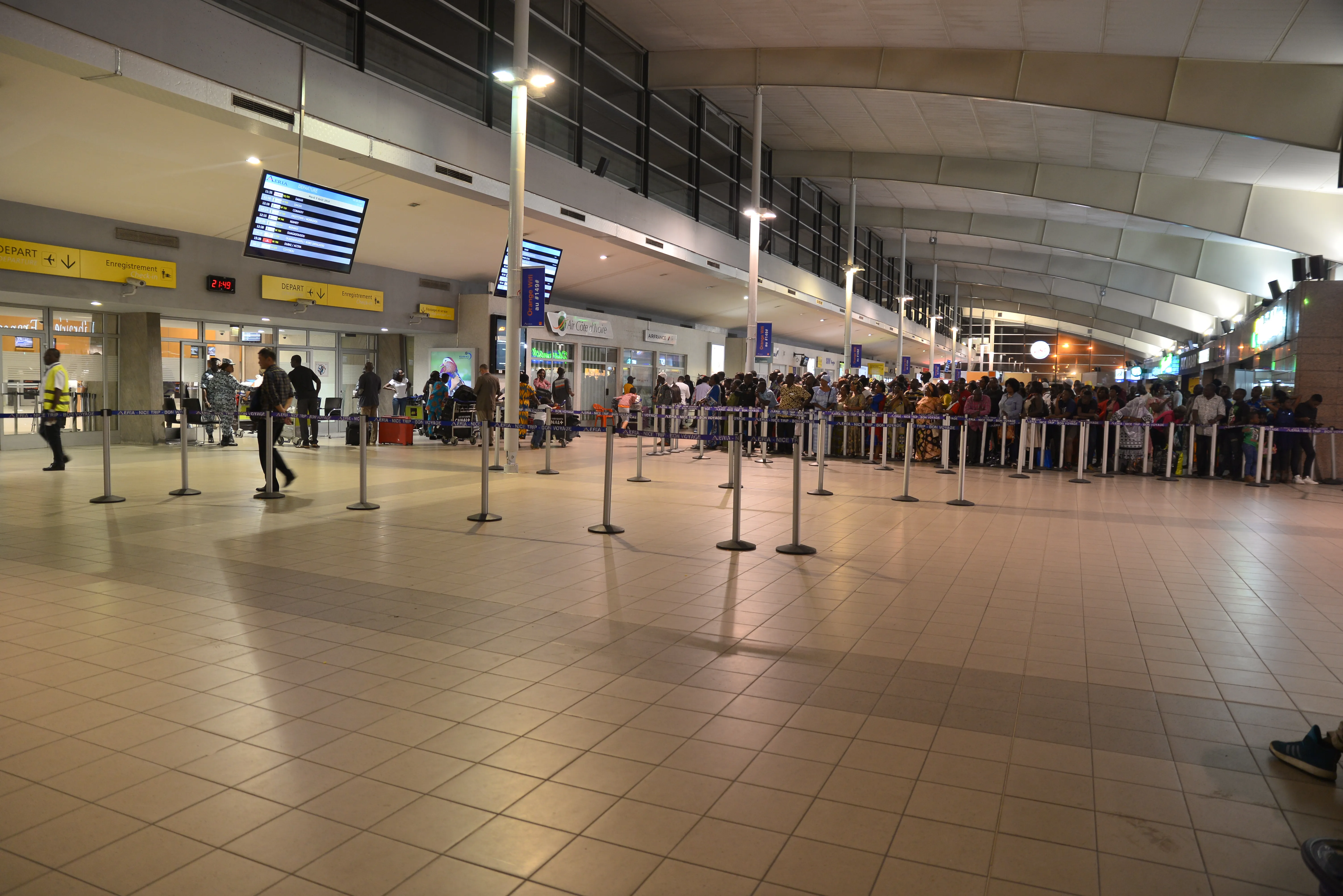 Departure hall of Abidjan Félix-Houphouët-Boigny airport, where Burger King is in the public area