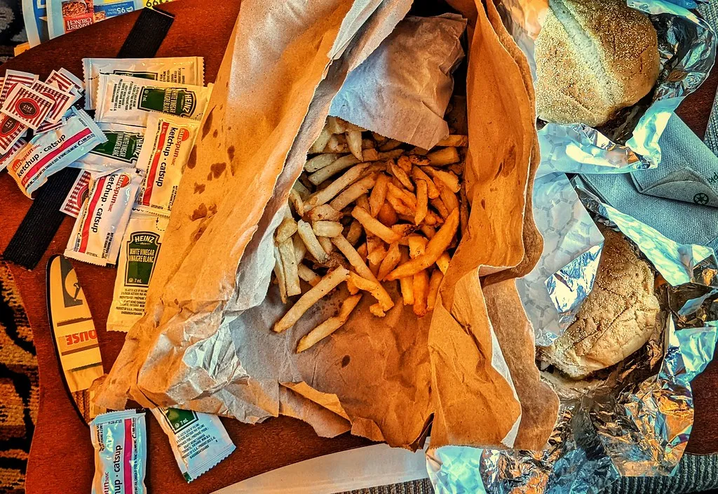 Hamburguesas dobles con queso y patatas fritas, el menú americano que inspiró la carta de House of Burgers en Argel (foto ilustrativa, no es un local de la marca)