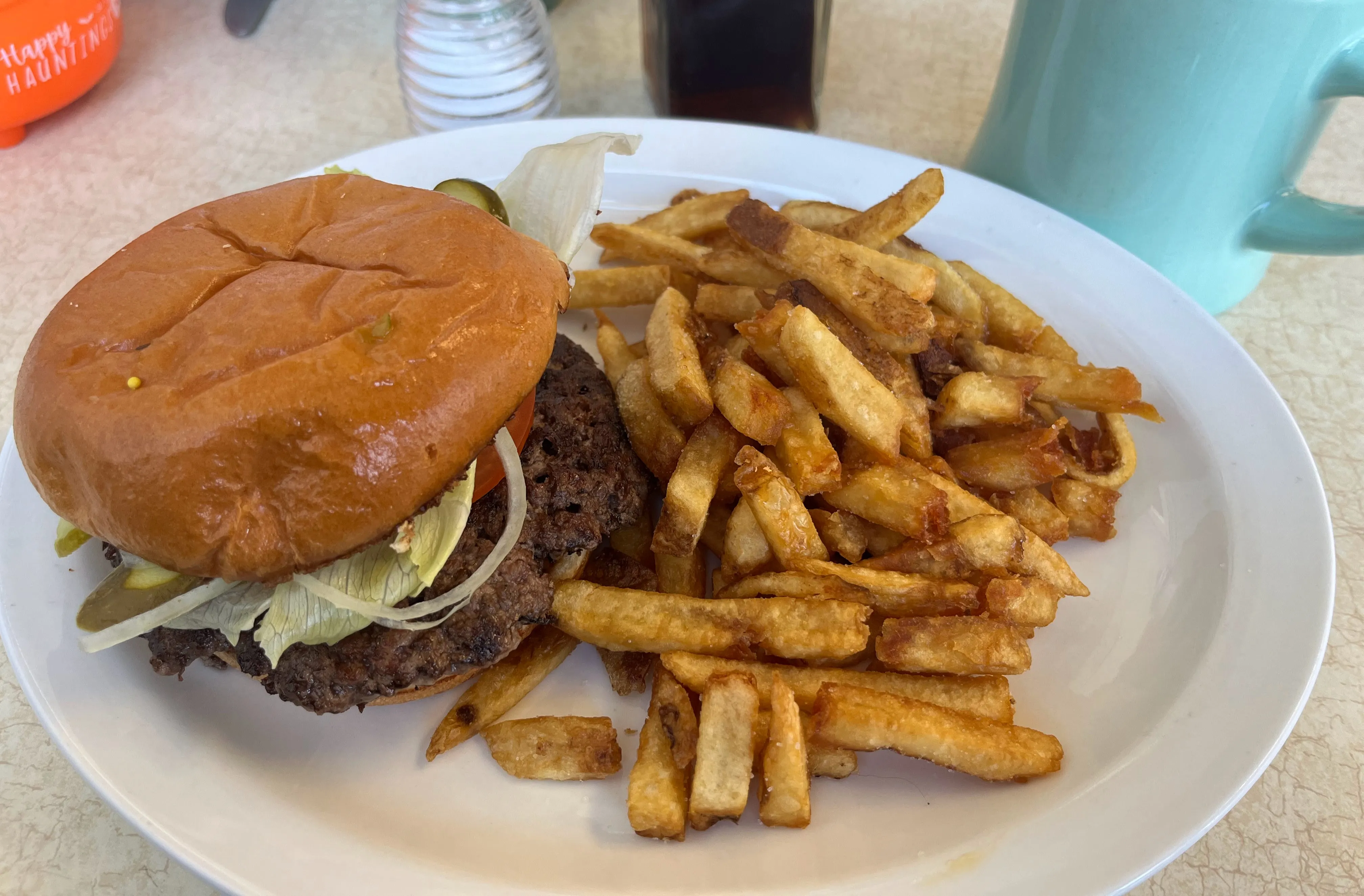 Double smash burger with fries, the format served by most Antwerp smashburger spots such as Maijard