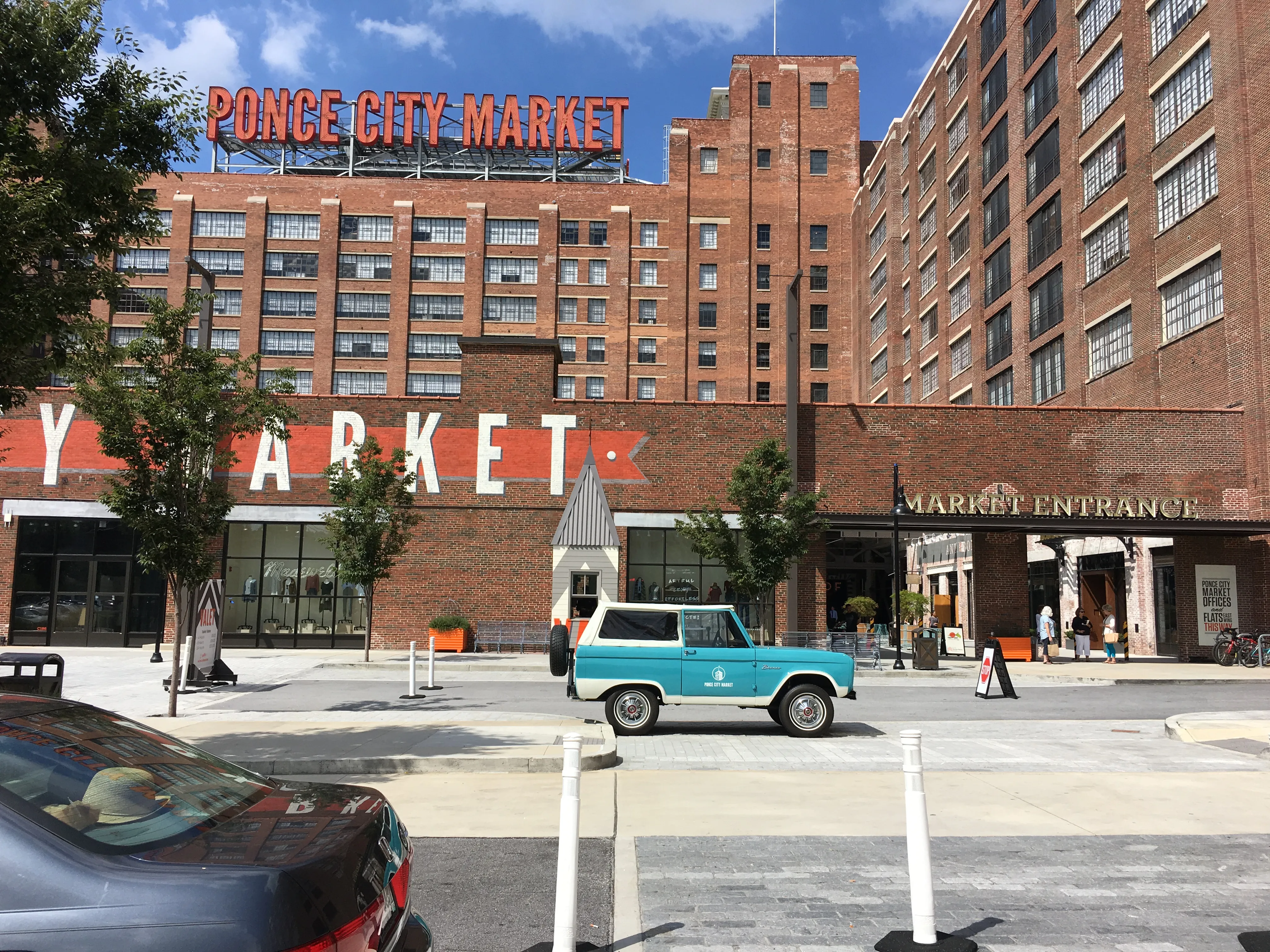 Ponce City Market y su gran rótulo de neón en Atlanta, sede desde otoño de 2015 de H&amp;F Burger, el local rápido de la doble con queso de Holeman and Finch