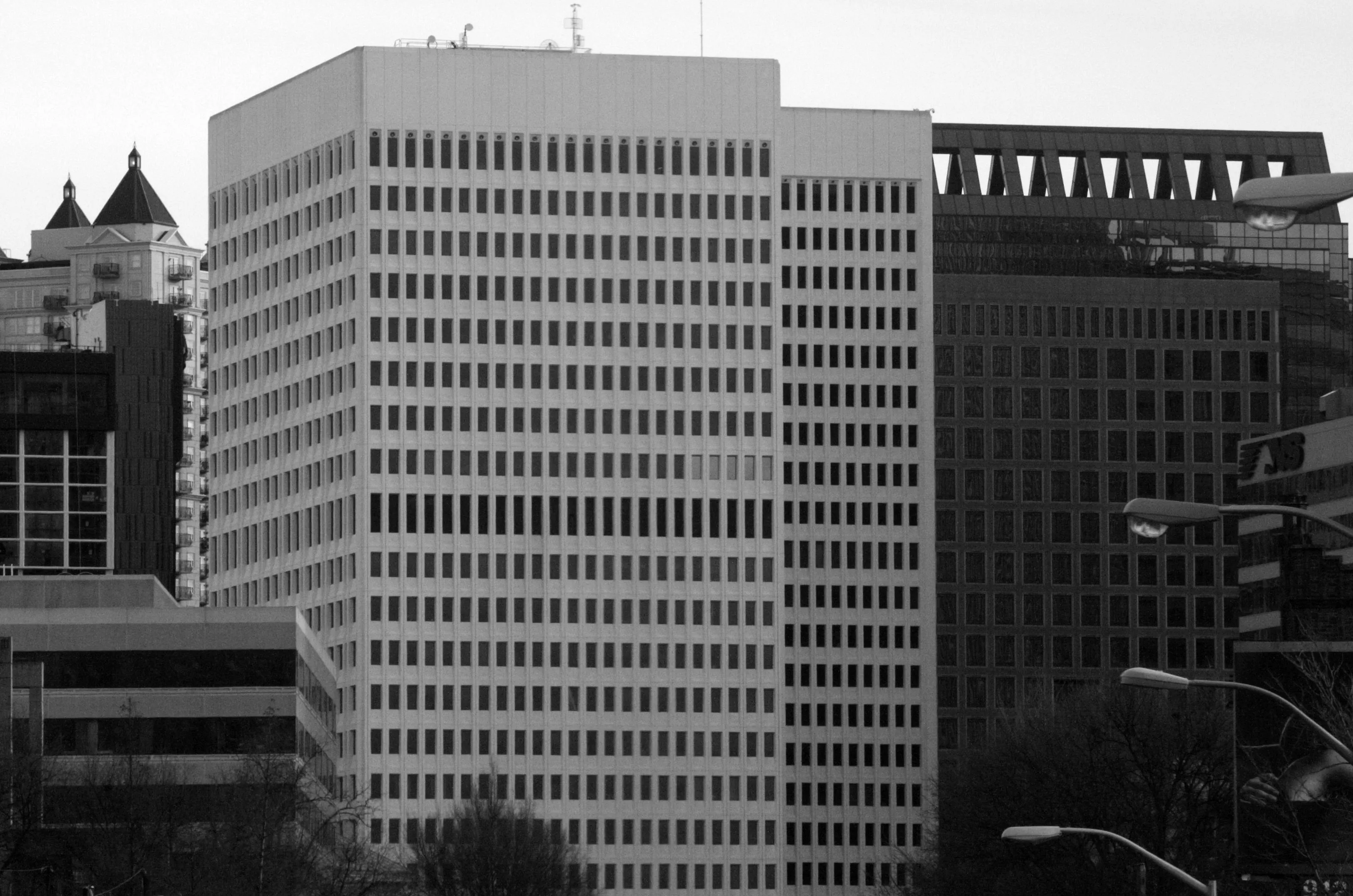 El edificio 400 de Colony Square, en Peachtree Street NE (Midtown, Atlanta), donde Holeman and Finch reabrió el 9 de febrero de 2023 (foto de 2007, anterior a la renovación del complejo)