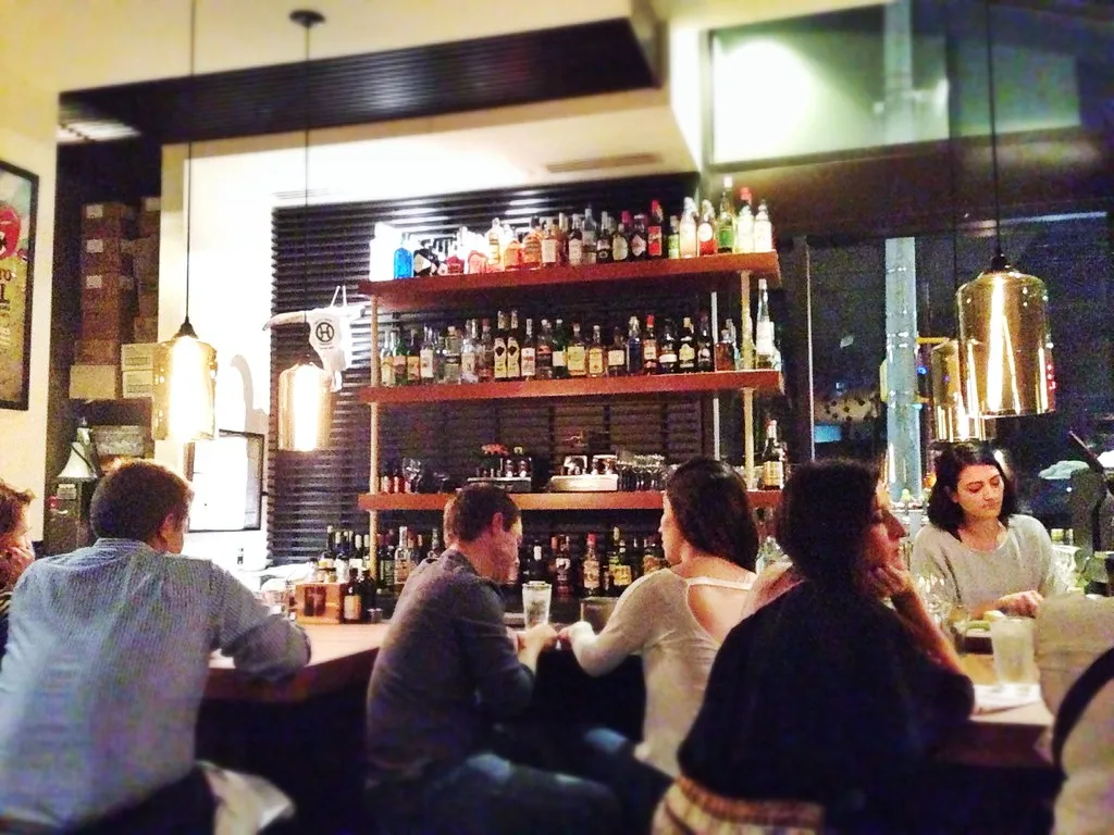 La barra del Holeman and Finch original de Buckhead en 2013, donde las 24 hamburguesas se anunciaban con megáfono a las 10 de la noche
