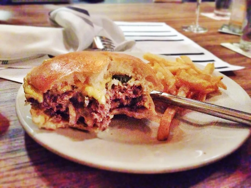 Detalle de la hamburguesa doble de Holeman and Finch en Atlanta: dos carnes a la plancha, queso americano fundido y pepinillos dulces en pan casero tostado (2013)