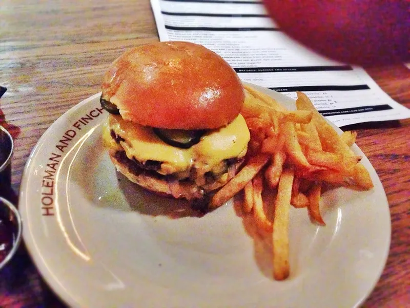 Burger Holeman and Finch à Atlanta : double cheeseburger de Linton Hopkins avec fromage américain et pickles, au restaurant d'origine de Buckhead (2013)