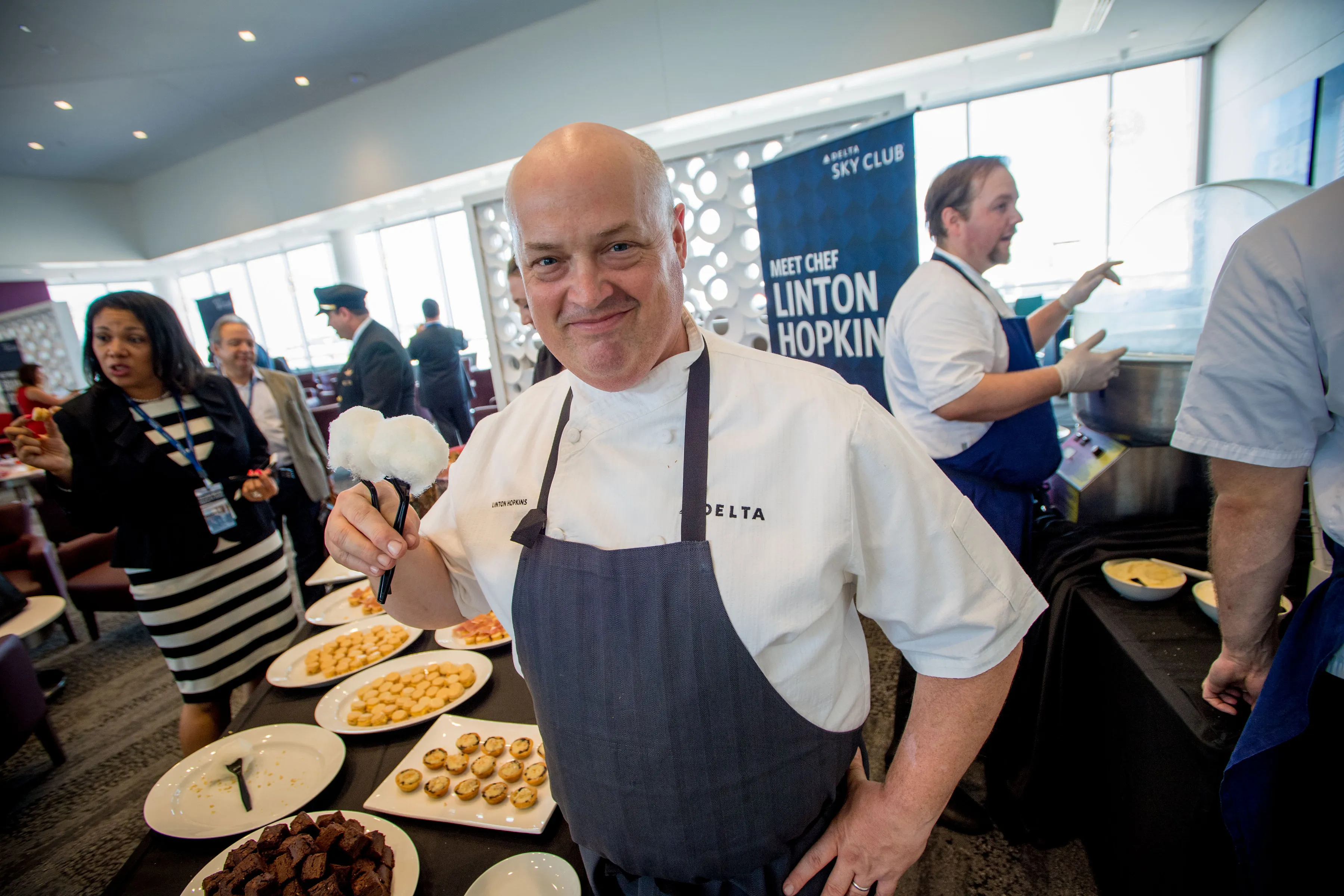 El chef Linton Hopkins, premio James Beard Best Chef: Southeast 2012 y cofundador de Holeman and Finch, en la inauguración del Sky Club de Delta en el aeropuerto de Atlanta, en septiembre de 2016