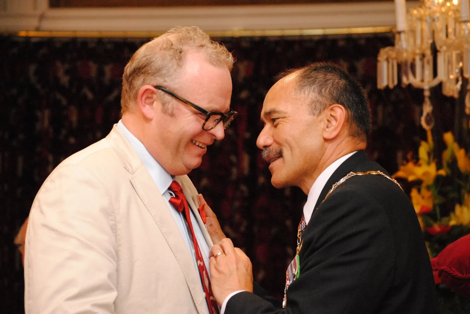 Le chef Al Brown reçoit les insignes de MNZM du gouverneur général de Nouvelle-Zélande en 2012