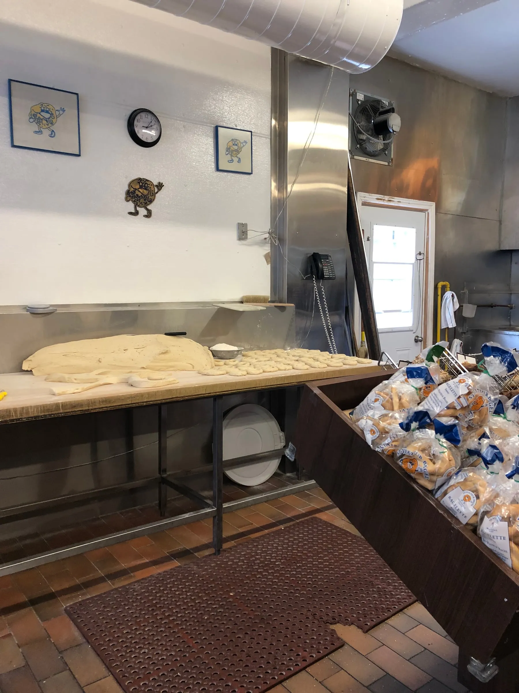Pâte à bagel façon Montréal roulée à la main en anneaux chez St-Viateur Bagel, première étape de la méthode de Best Ugly