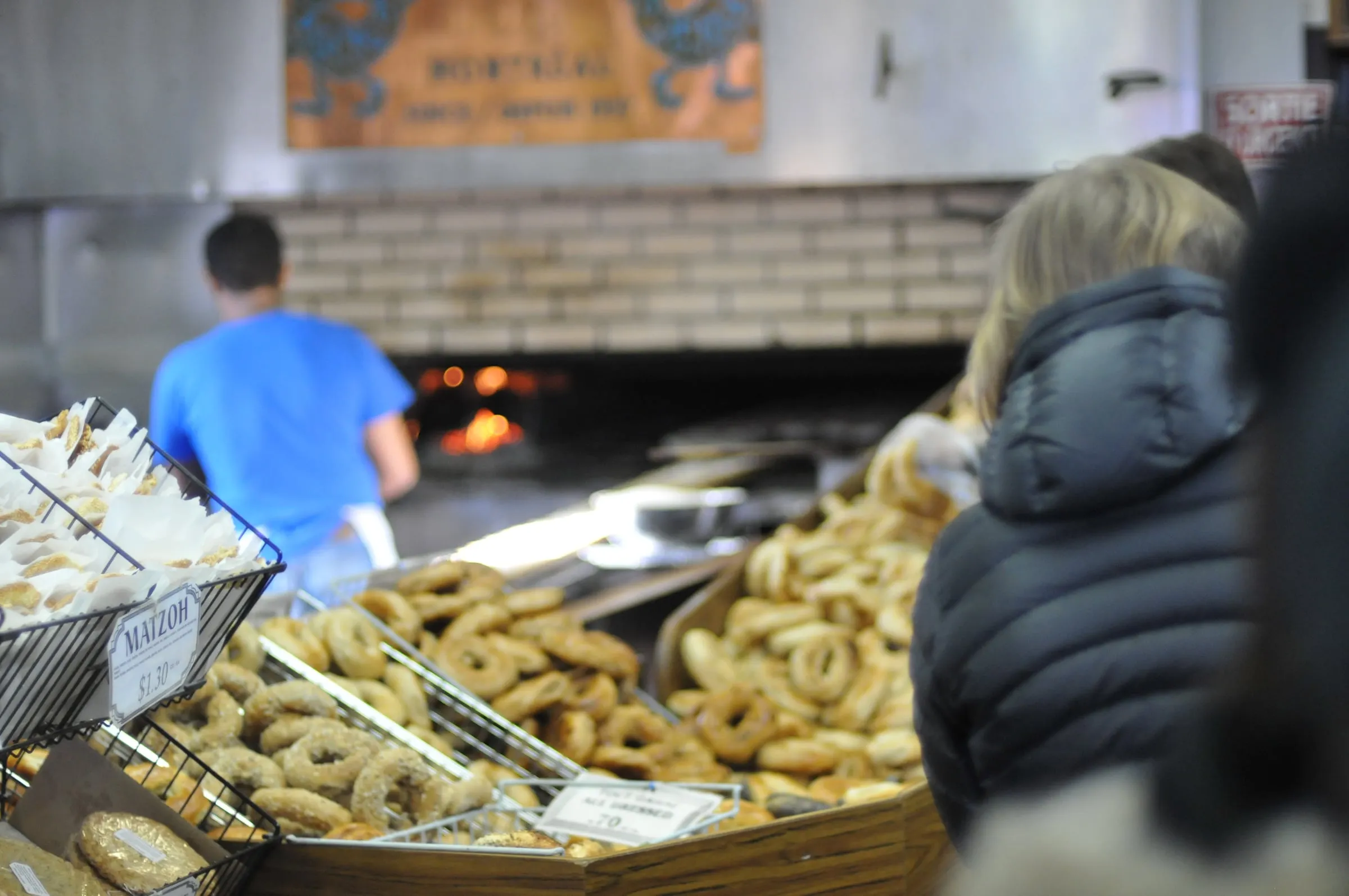 File d’attente devant St-Viateur Bagel à Montréal, la bagelerie au feu de bois où l’équipe de Best Ugly s’est formée