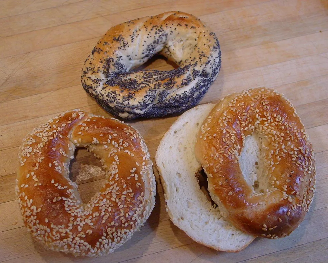 Bagels façon Montréal au pavot et au sésame, le style de bagel que Best Ugly cuit au feu de bois à Auckland