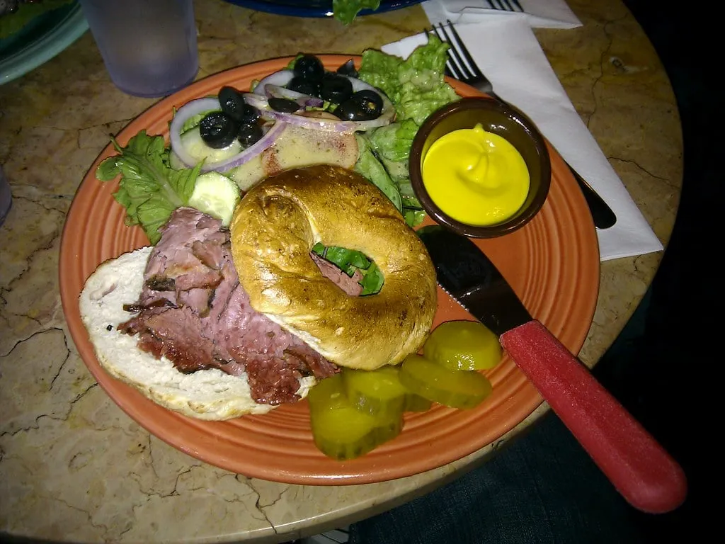 Bagel au smoked meat chez St-Viateur à Montréal, la tradition deli dont s’inspire le Yodi au pastrami de Best Ugly