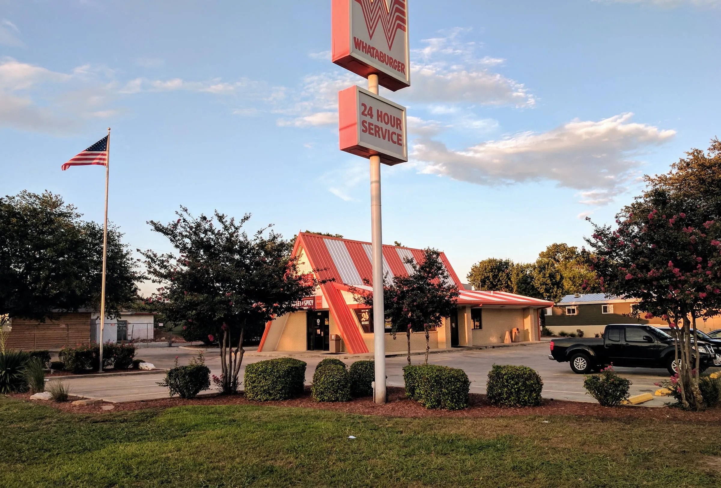 Façade d’un Whataburger à Austin, au Texas, avec son enseigne orange et blanche