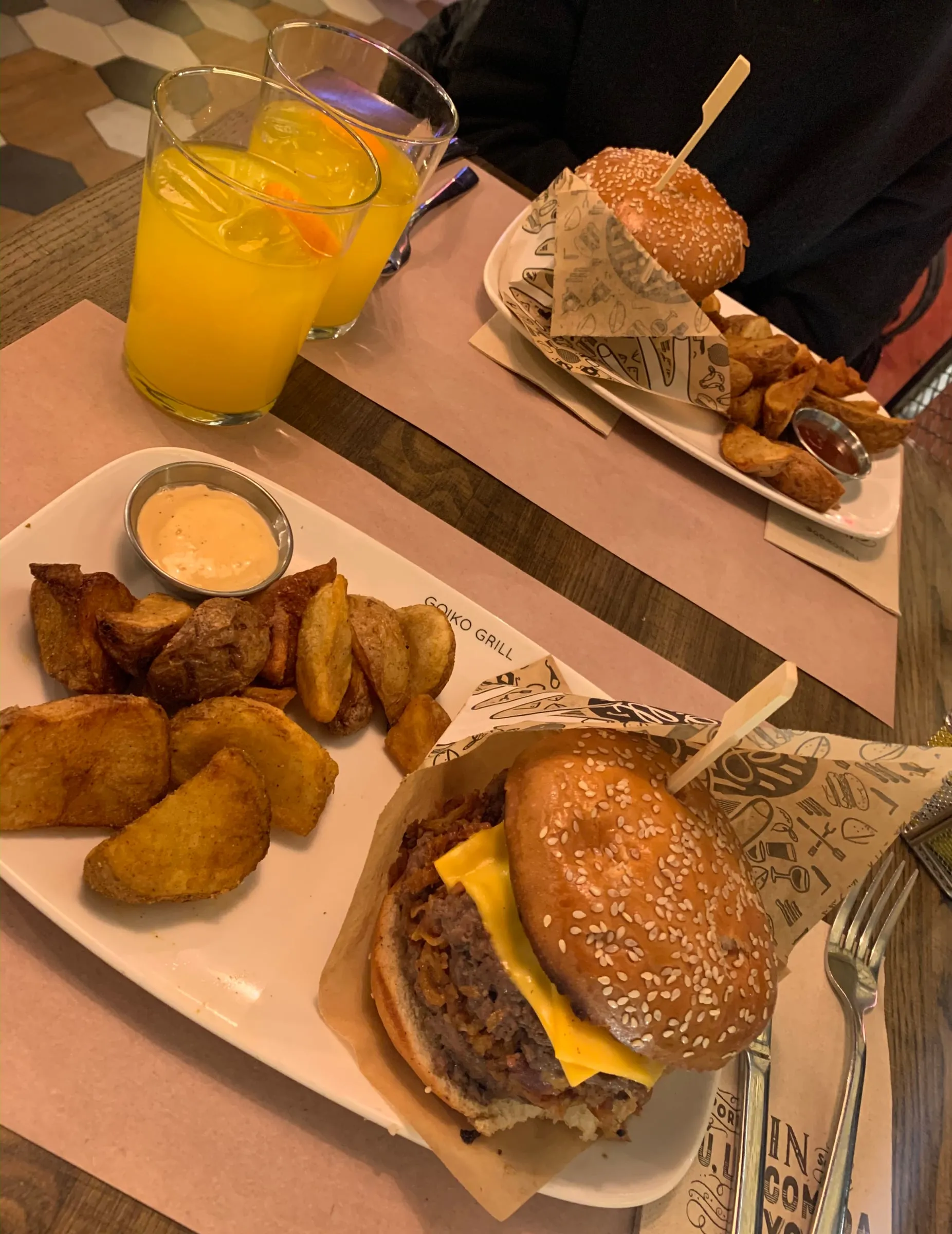 Burgers de la carte nationale Goiko servis sur un plateau, la même carte que dans les Goiko de Barcelone
