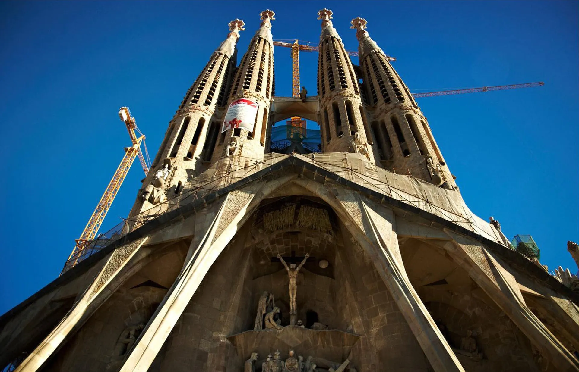 Façade de la Passion de la Sagrada Família, près du Goiko Independència 339 à Barcelone
