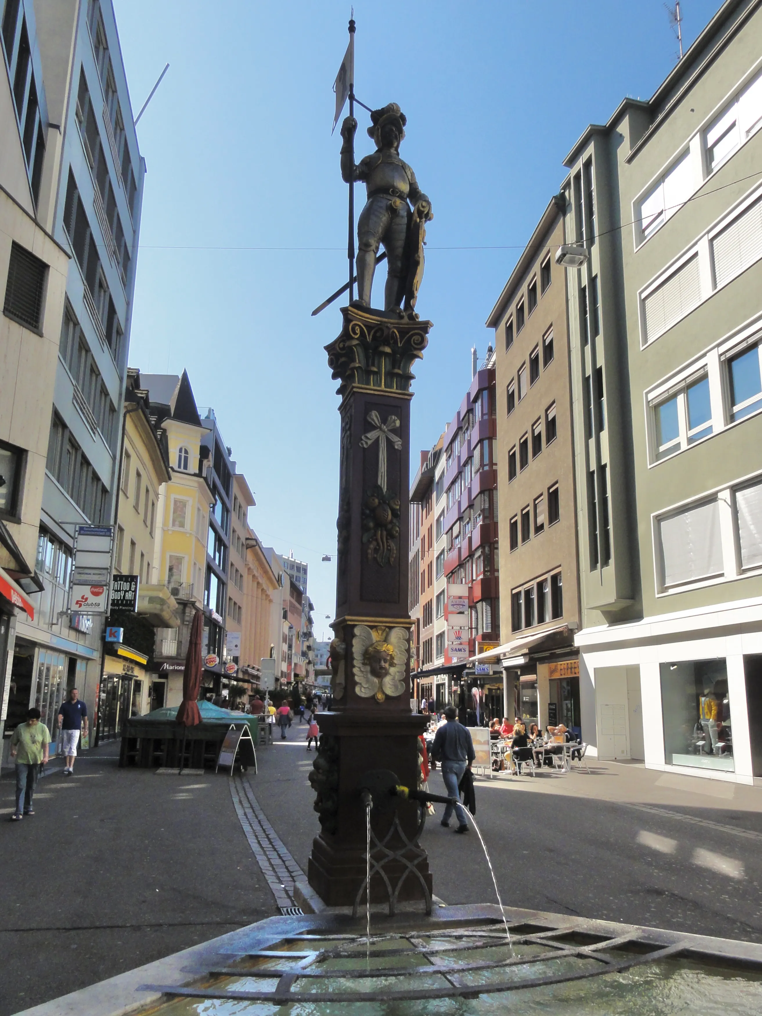 Fuente Webern en la Steinenvorstadt, la calle de las hamburgueserías del centro de Basilea