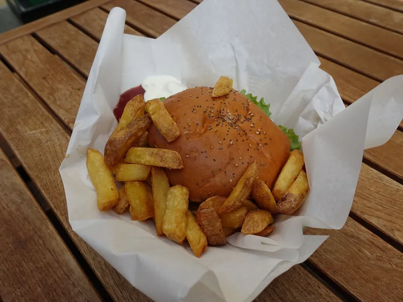 Burger au bœuf suisse Holy Cow!, la chaîne de burgers gourmet présente à Bâle sur la Steinenvorstadt