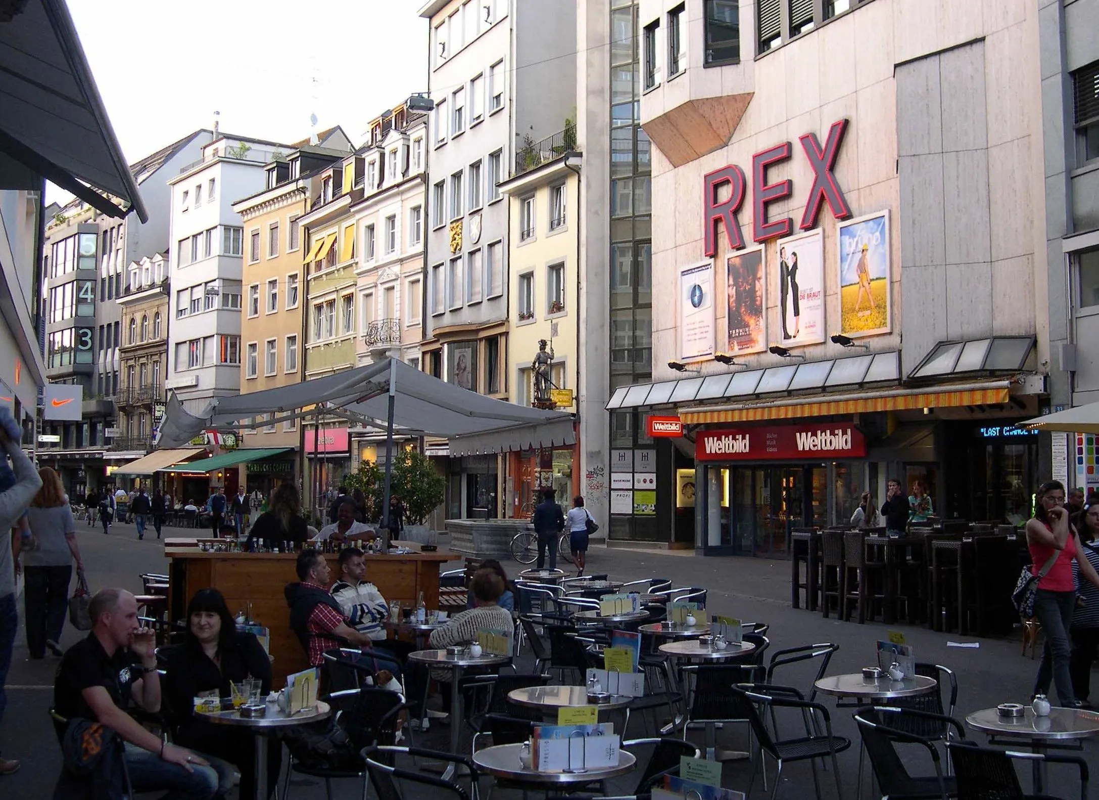 Calle peatonal Steinenvorstadt de Basilea, donde está la hamburguesería Holy Cow! Basilea en el número 30