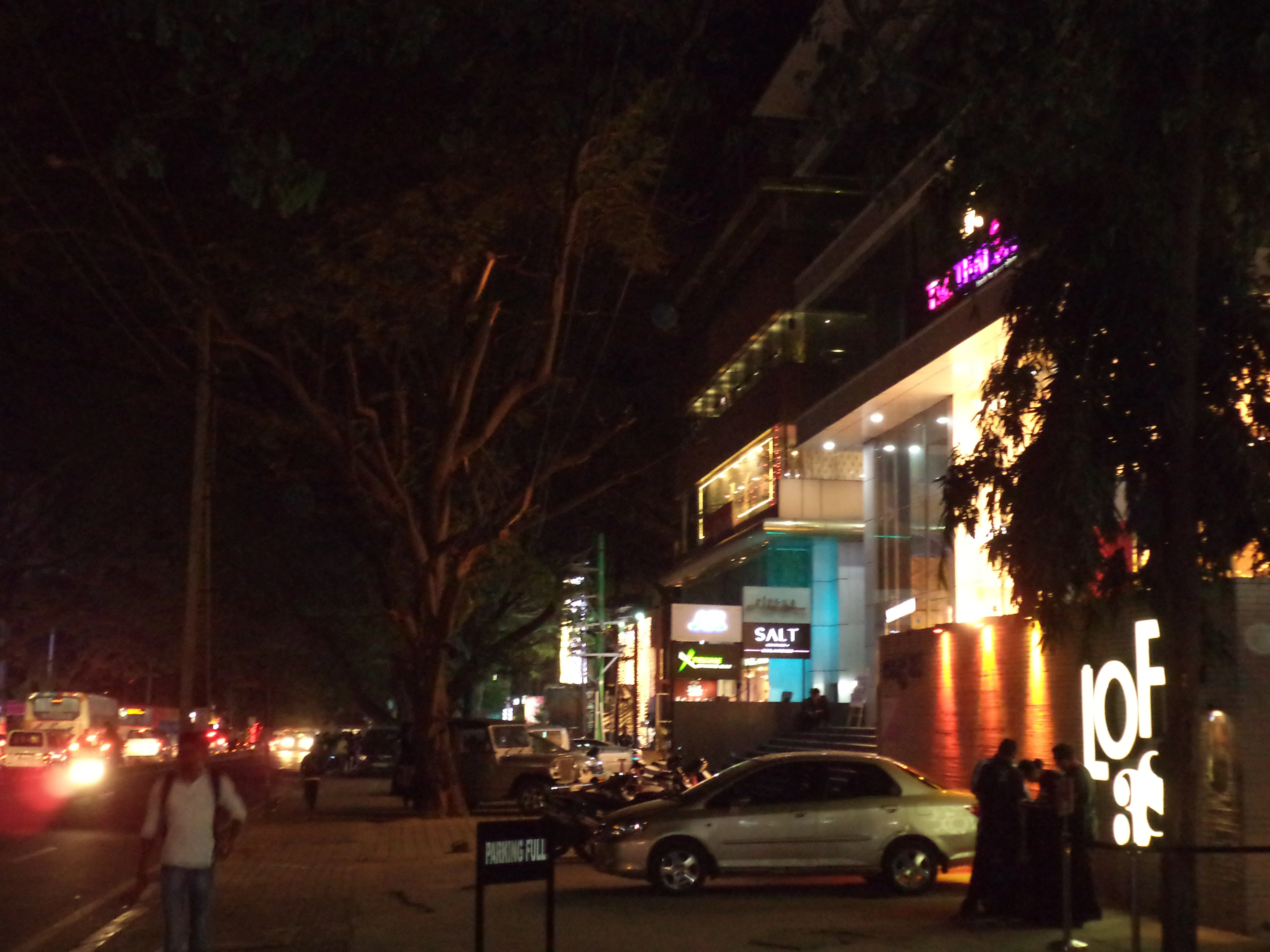 La 100 Feet Road d’Indiranagar, à Bangalore, la nuit, près du diner de smash burgers Smash Guys à HAL 2nd Stage