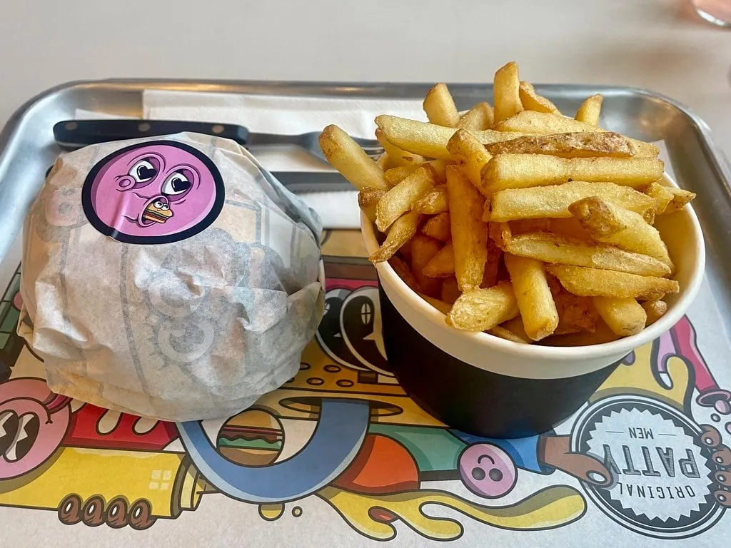 Burger emballé et frites sur un plateau aux couleurs d’Original Patty Men à Birmingham