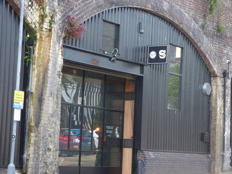 Original Patty Men à Birmingham, restaurant de burgers sous une arche ferroviaire de Digbeth