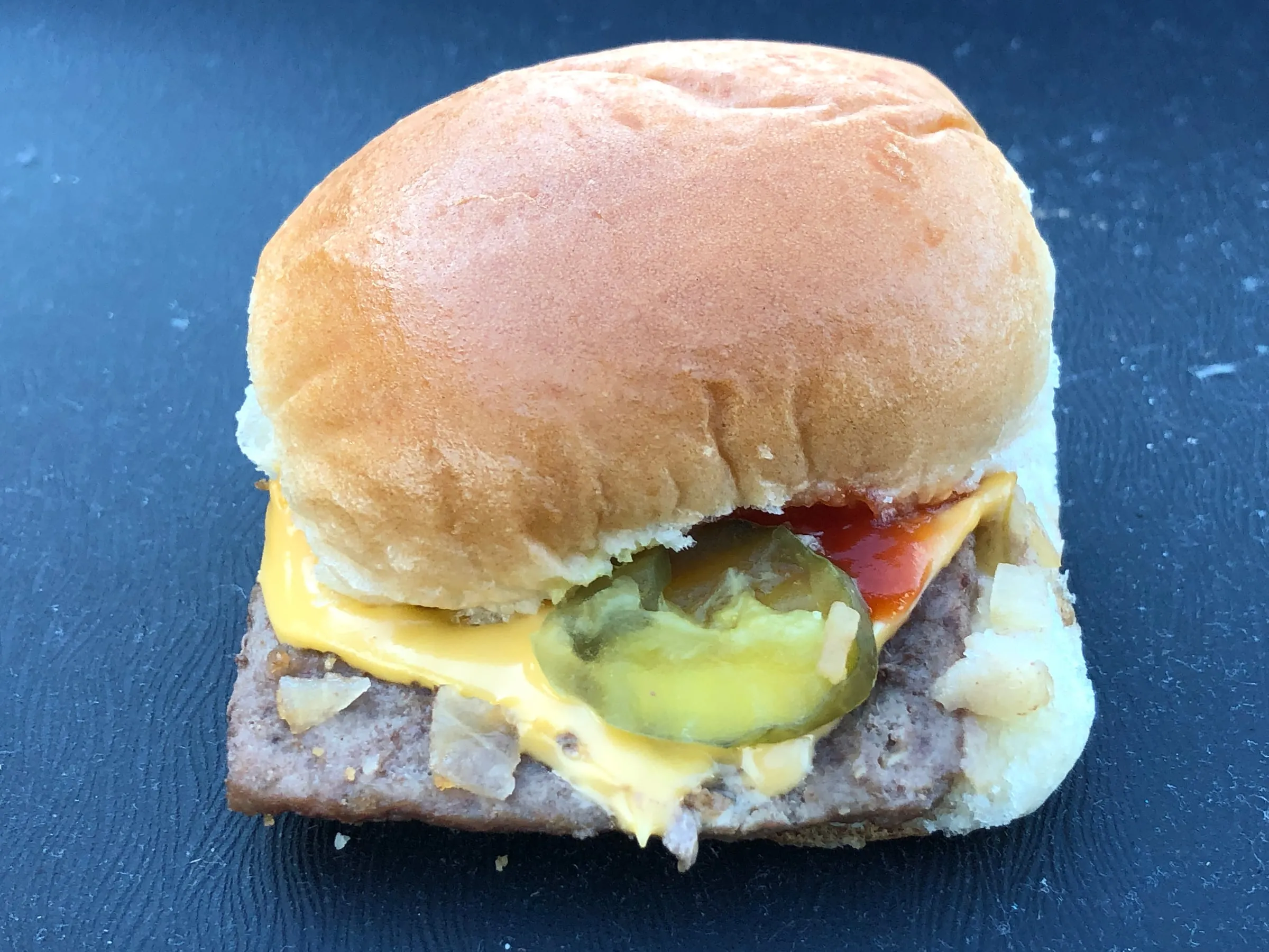 Slider de White Castle, la hamburguesa de comida rápida que da nombre al maki de cheeseburger de Uni Boston