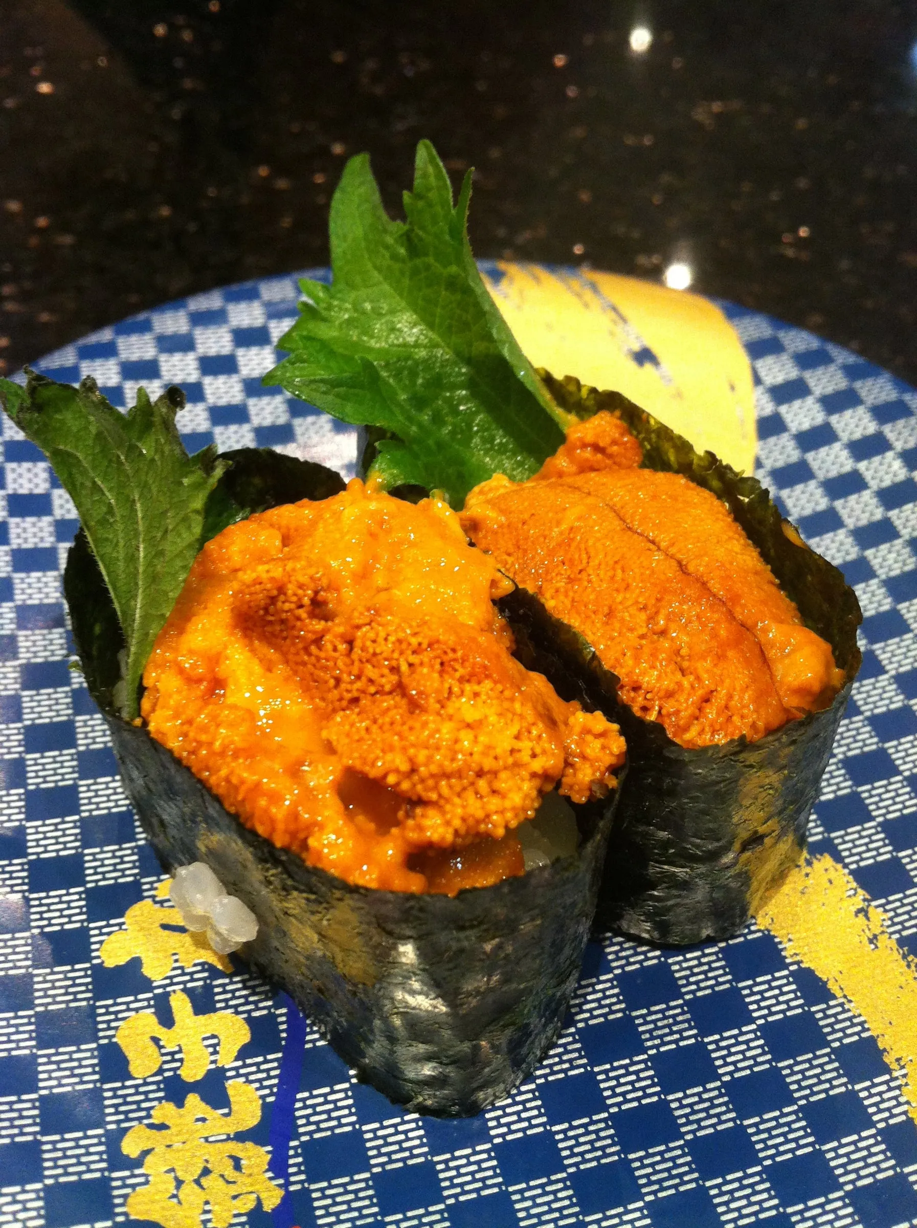 Gunkan-maki de uni (erizo de mar), el ingrediente que da nombre al restaurante Uni Boston