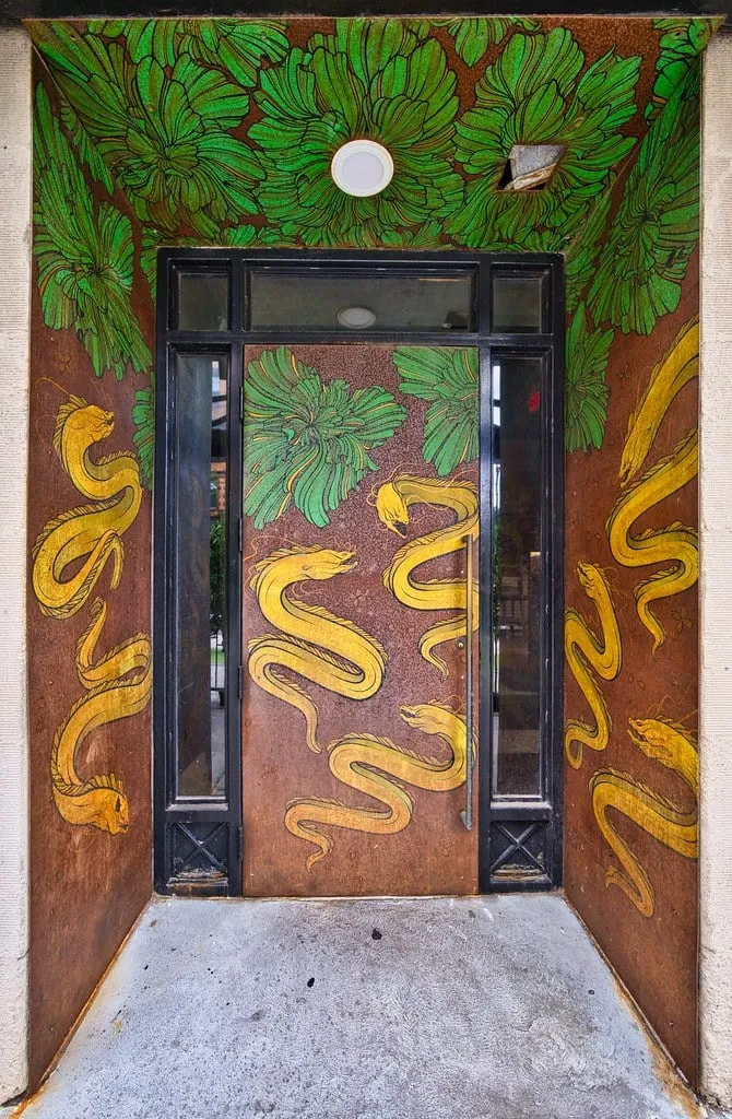 Puerta pintada a mano del restaurante Uni Boston, la izakaya de sushi de Ken Oringer y Tony Messina en The Eliot Hotel, Back Bay