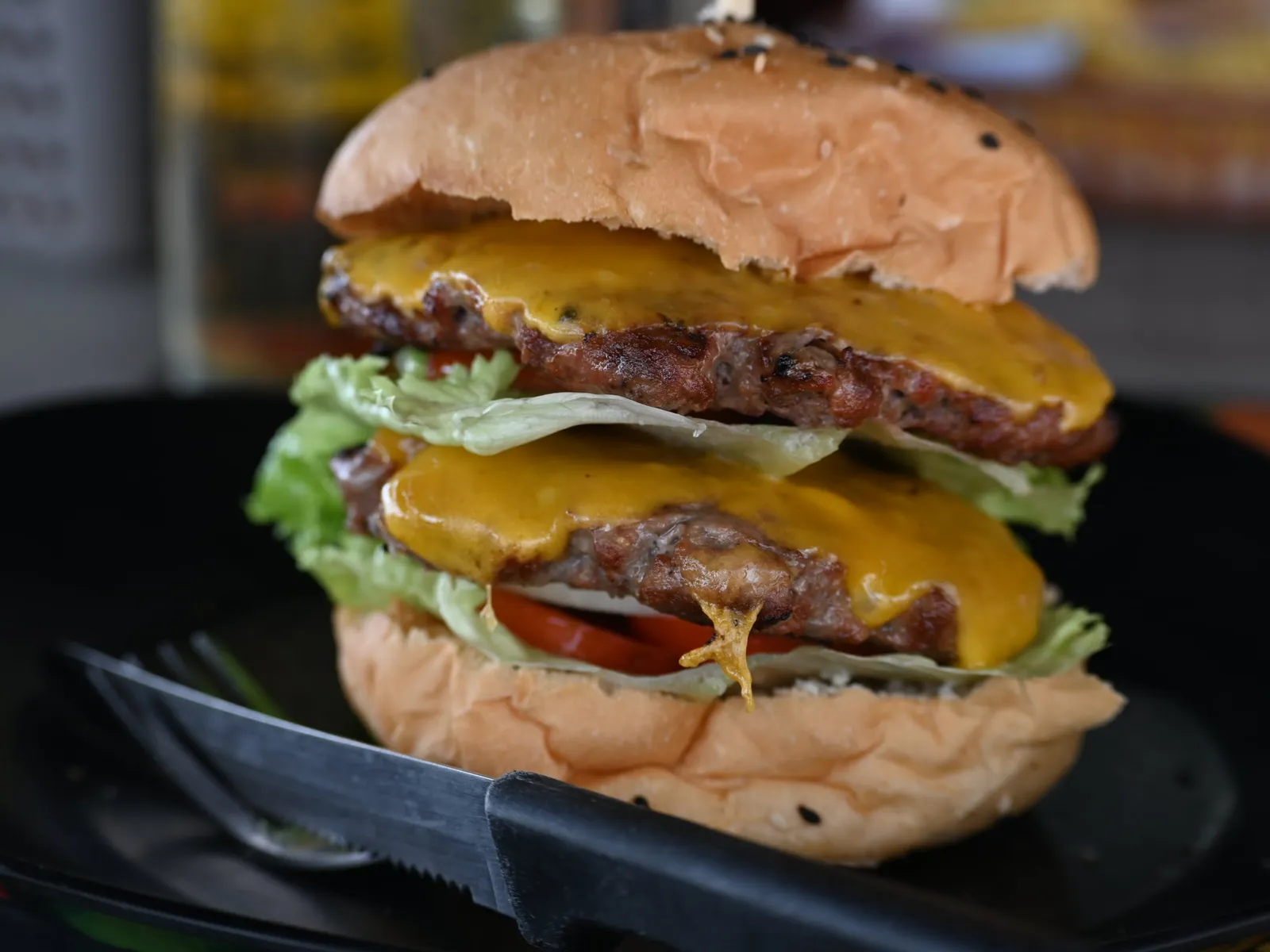 Burger double au cheddar fondu, laitue et tomate sur pain au sésame, illustrant le guide Madero Brasília : adresses, horaires et prix (photo d'illustration, pas un burger Madero)