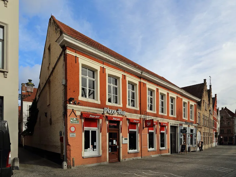 Façade du n° 2 de la Simon Stevinplein à Bruges, adresse de Manhattn's Burgers dans le centre historique