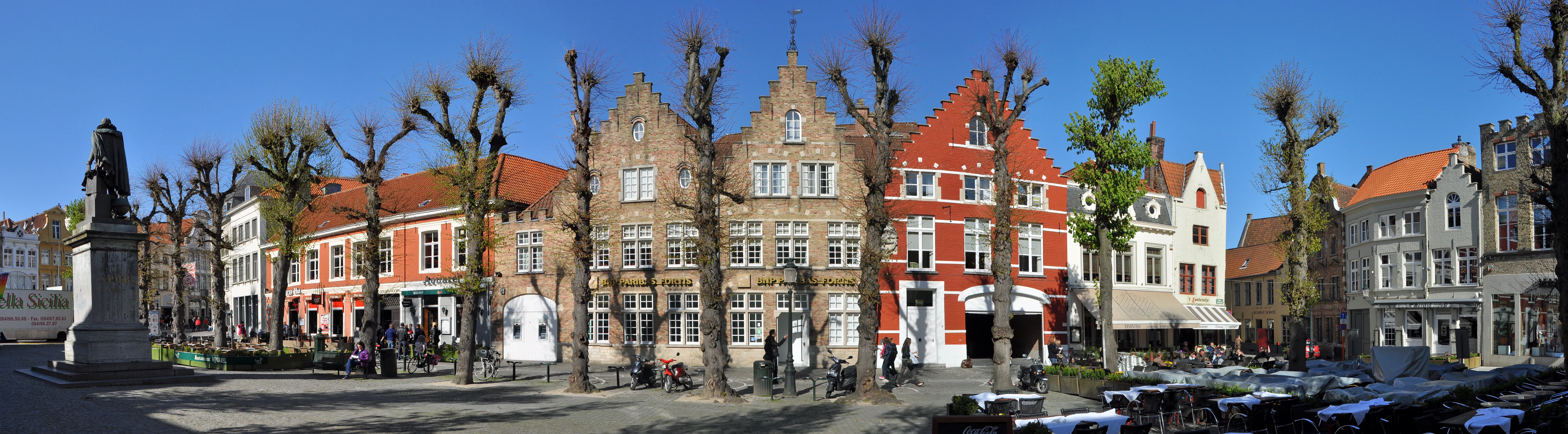 Panorama de la Simon Stevinplein à Bruges, place des restaurants Manhattn’s Burgers et Ellis Gourmet Burger