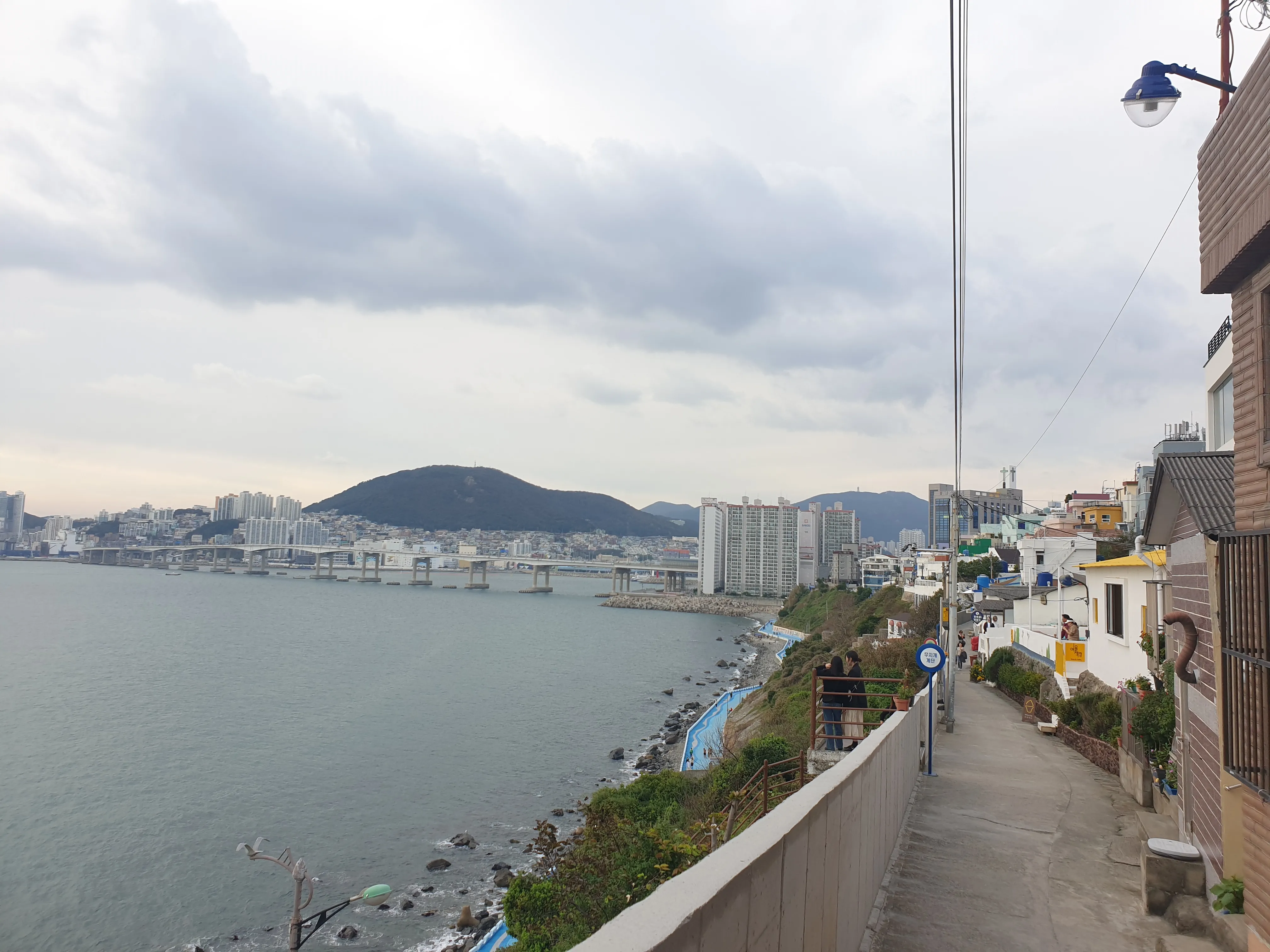 Pueblo cultural de Huinnyeoul en Yeongdo (Busan), junto al mar, cerca de la hamburguesería de marisco Burger Yo
