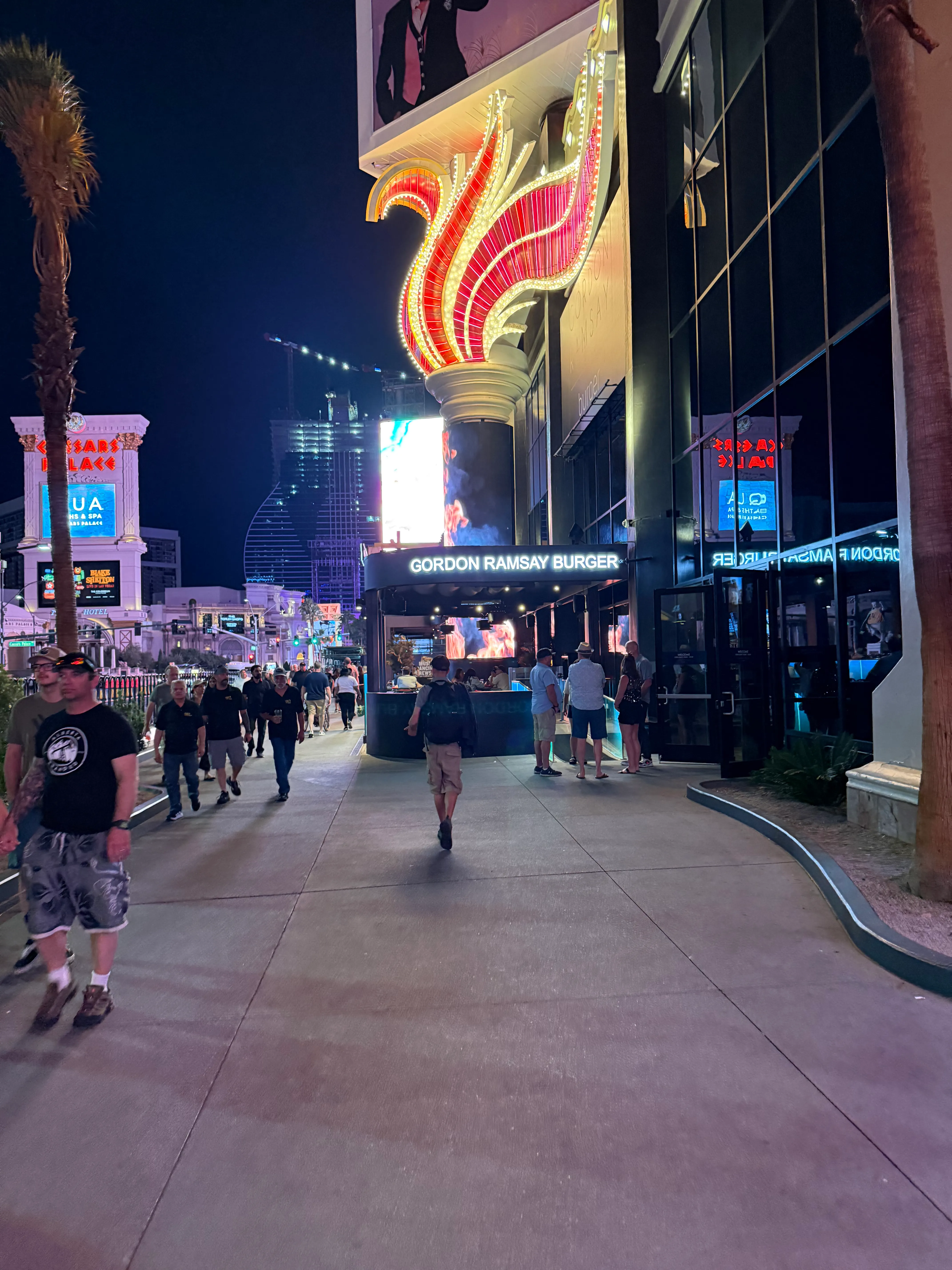 Fachada nocturna de la Gordon Ramsay Burger original en el Planet Hollywood de Las Vegas